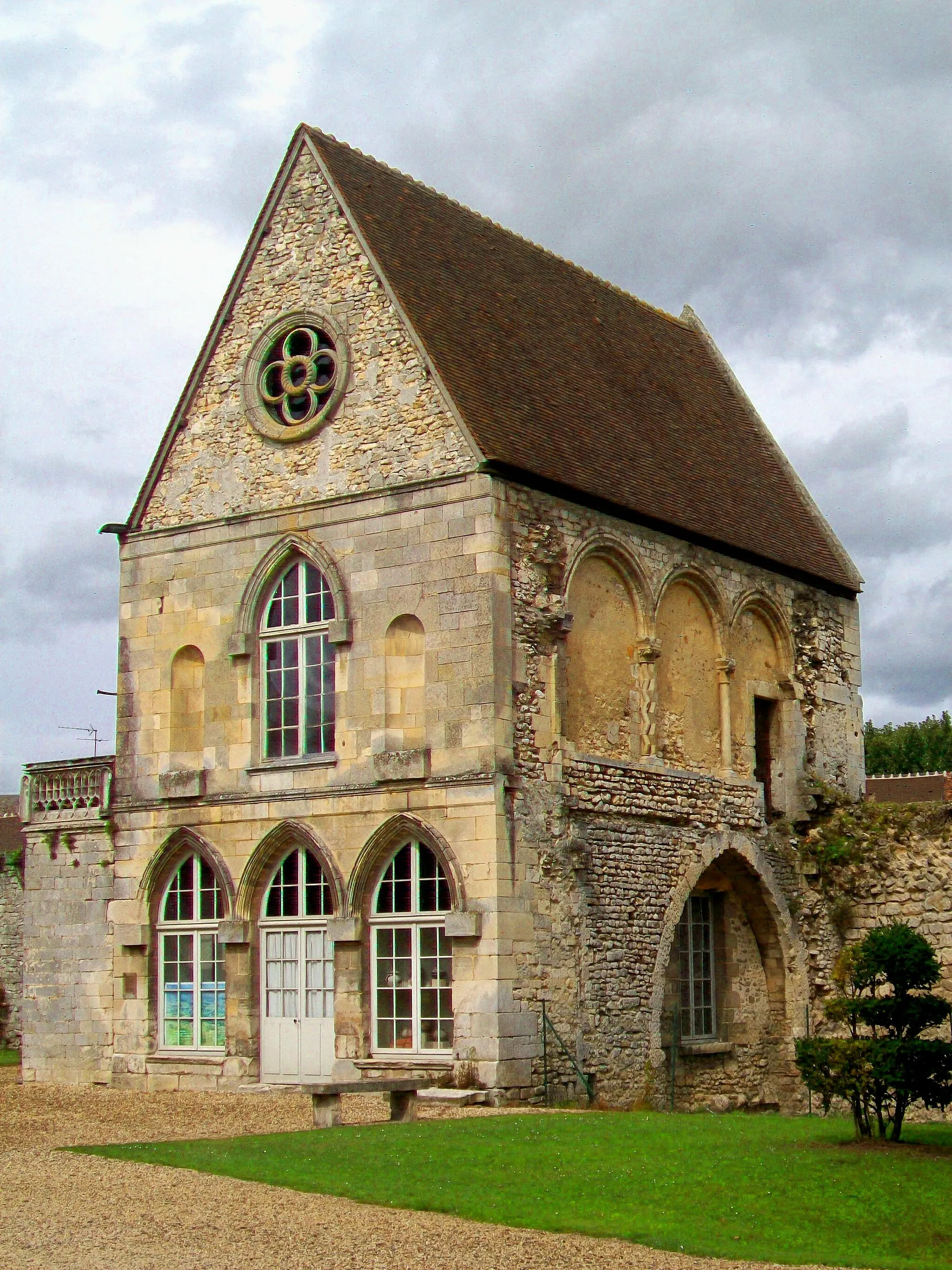 Photo showing: Le bâtiment ayant abrité les appartements privés du roi, avec une cheminée monumentale à l'étage. Aujourd'hui, les produits des fouilles archéologiques dans l'arrondissement de Senlis y sont déposés.