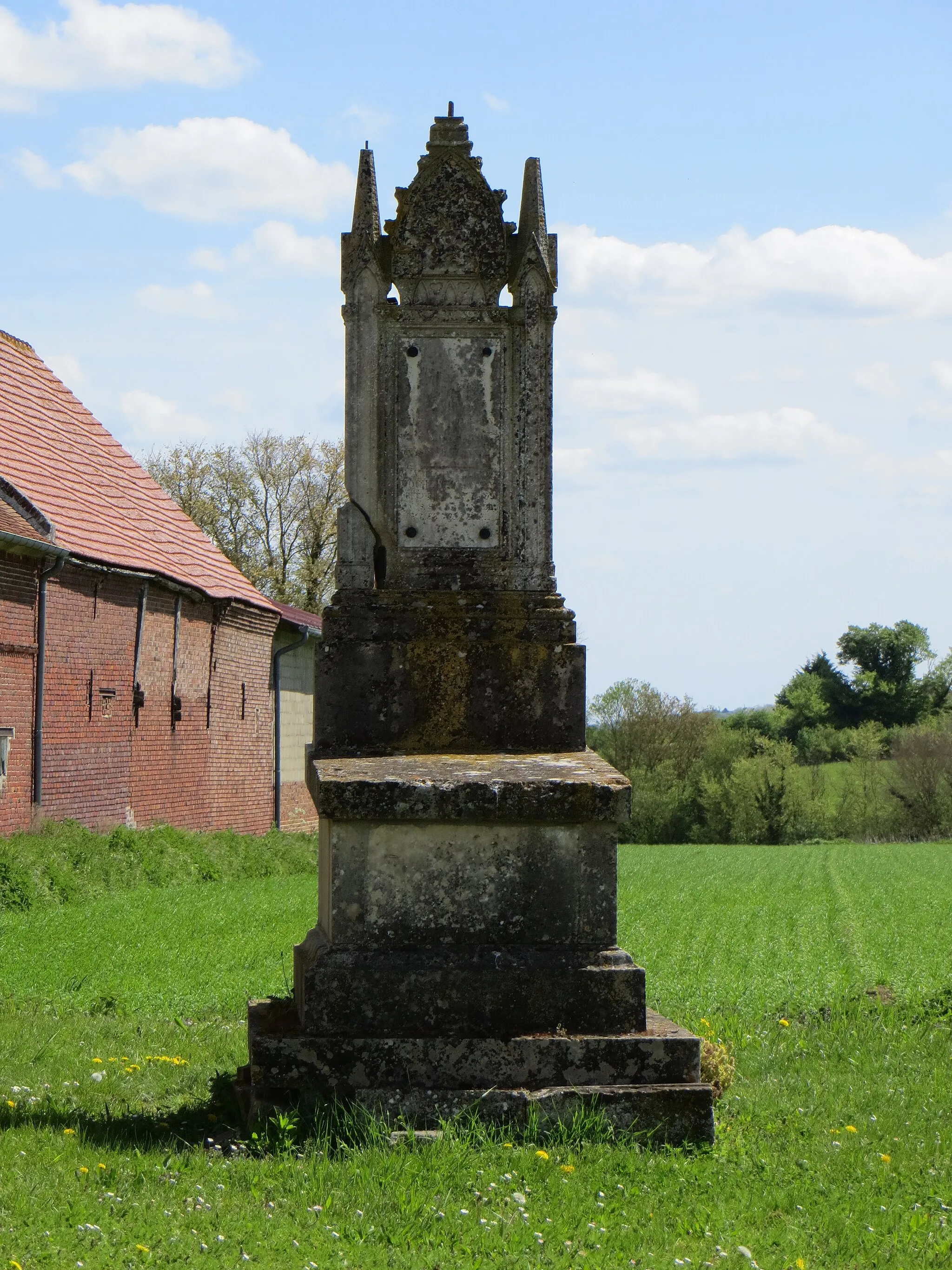 Photo showing: Tombe isolée près du mur sud de l'église