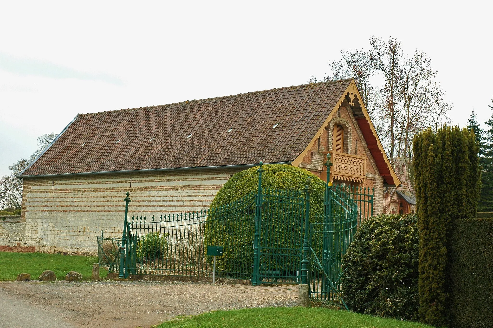 Photo showing: la grille d entrée et la maison du gardien du château d'en haut.