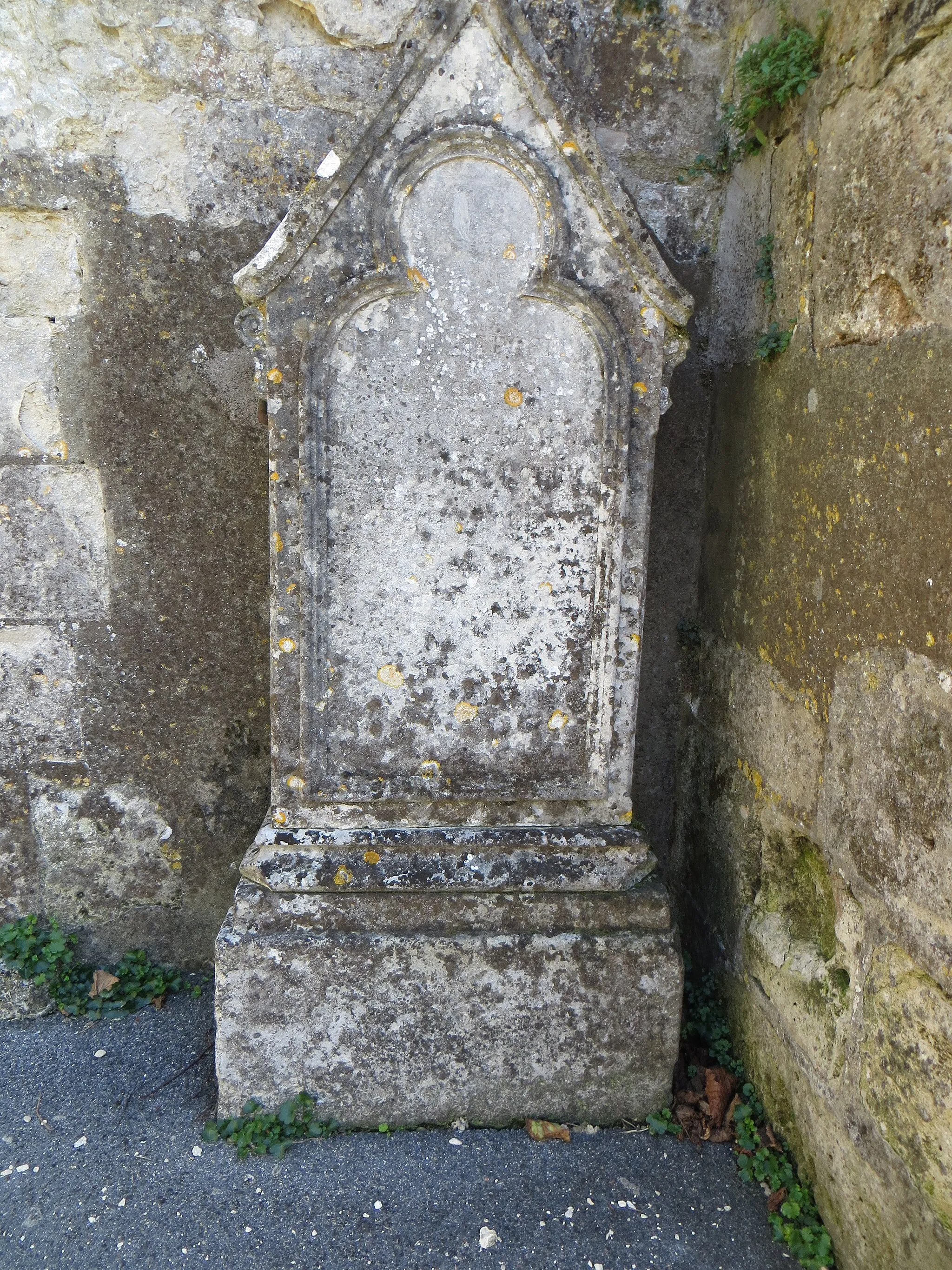 Photo showing: Stèle près de la porte de l'église