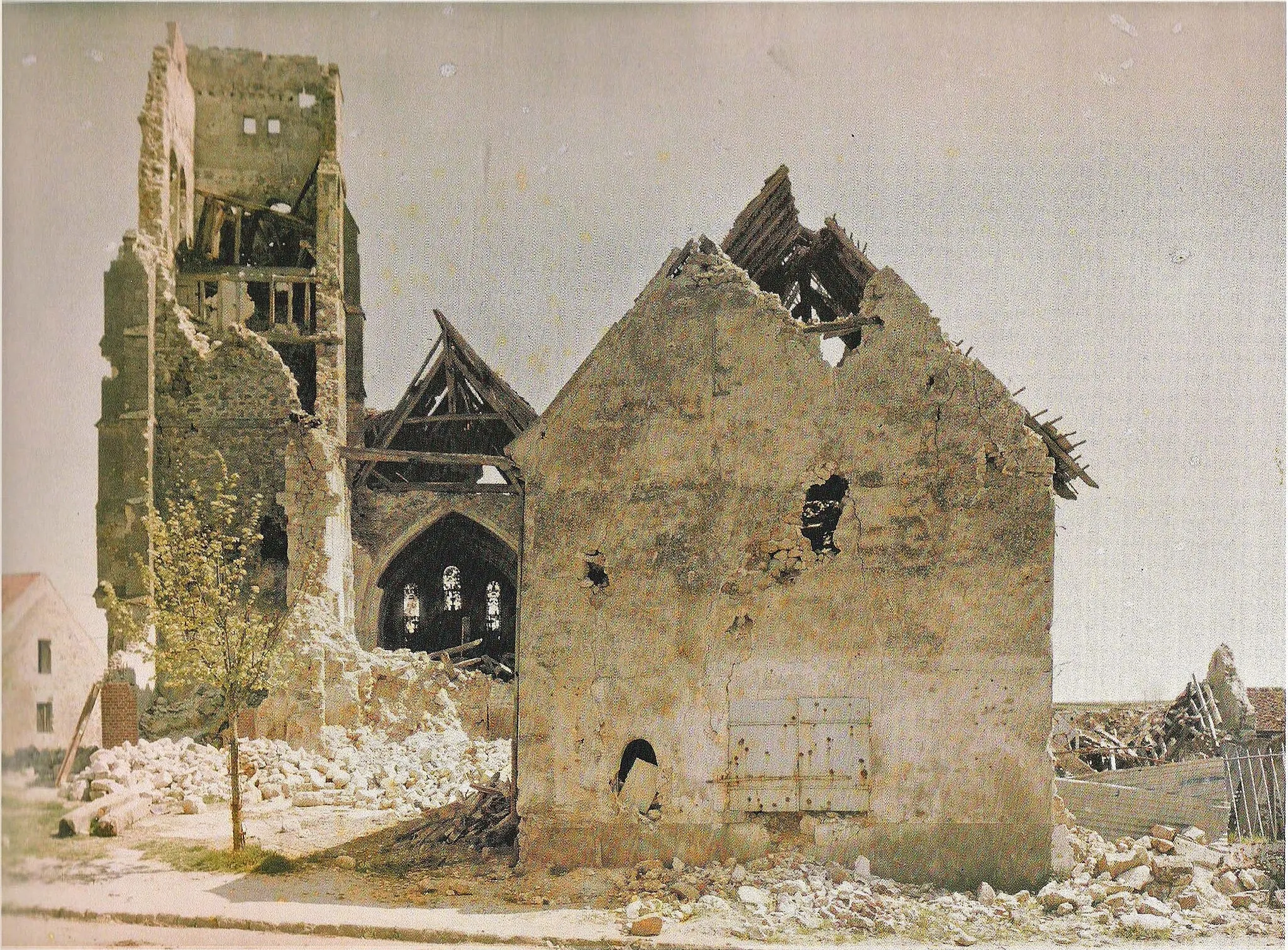 Photo showing: Autochrome de l'église d'étavigny en 1915 .