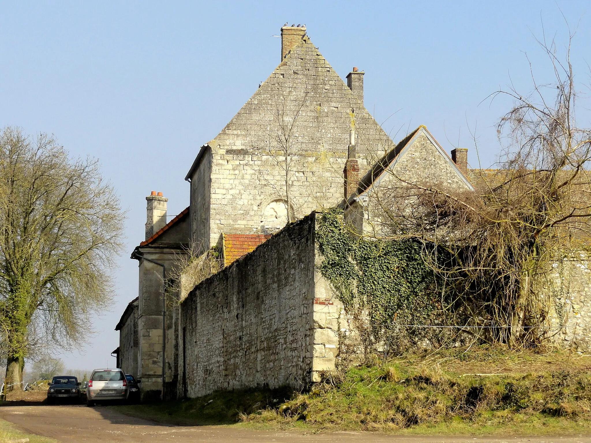 Photo showing: Vue depuis le sud ; à gauche, le mur pignon du manoir avec une fenêtre à deux arcades à têtes tréflées.