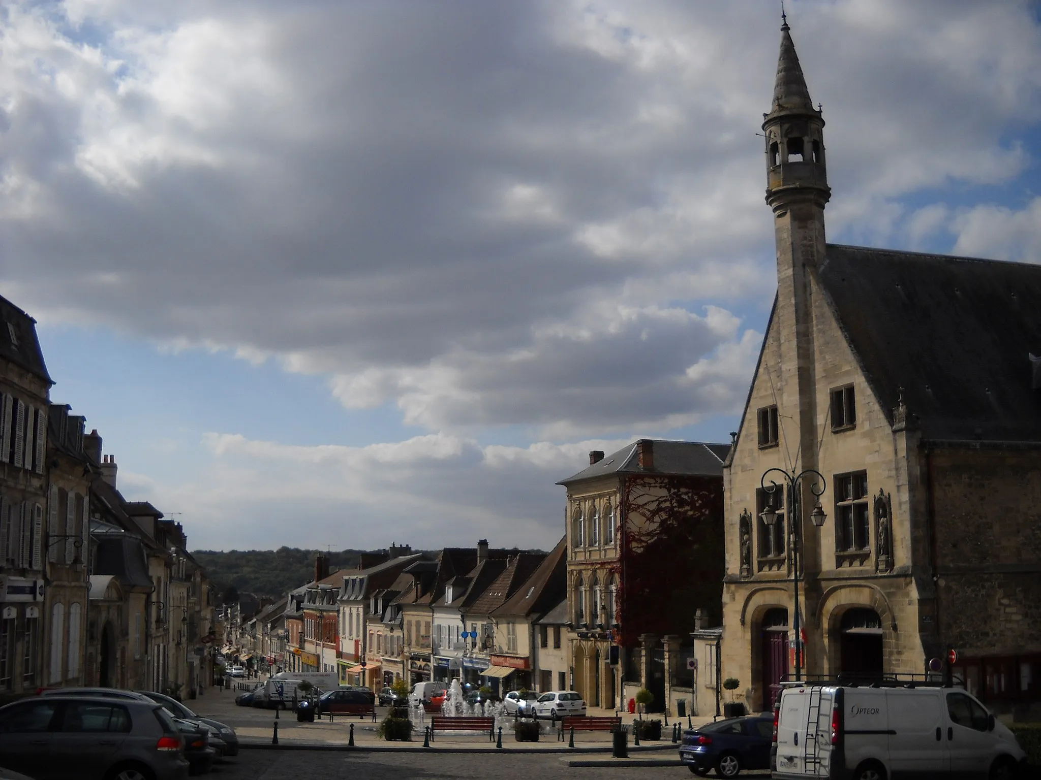 Photo showing: The town hall square of Clermont, Oise, France.
