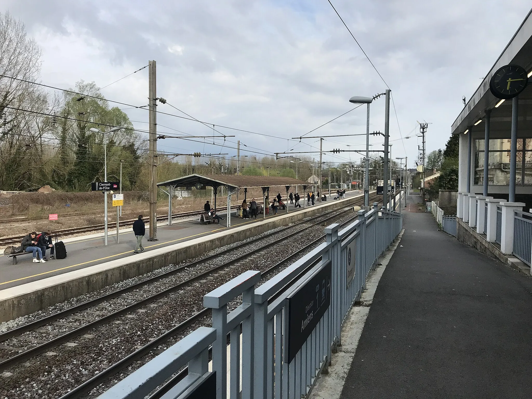 Photo showing: Clermont - voies et quais de la gare