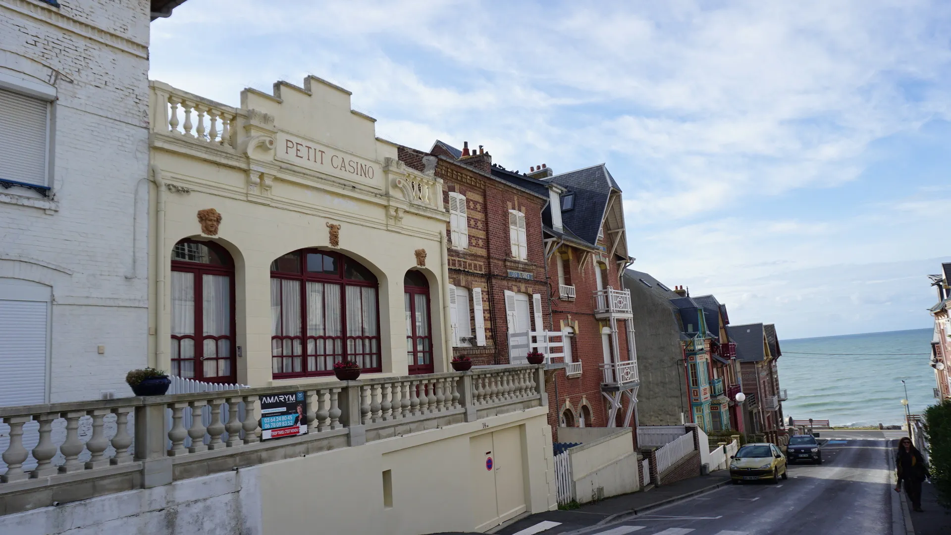 Photo showing: Petit casino d’ Ornival of Ault, rue casino looking north ath the Normandy coast line of the Opal coast