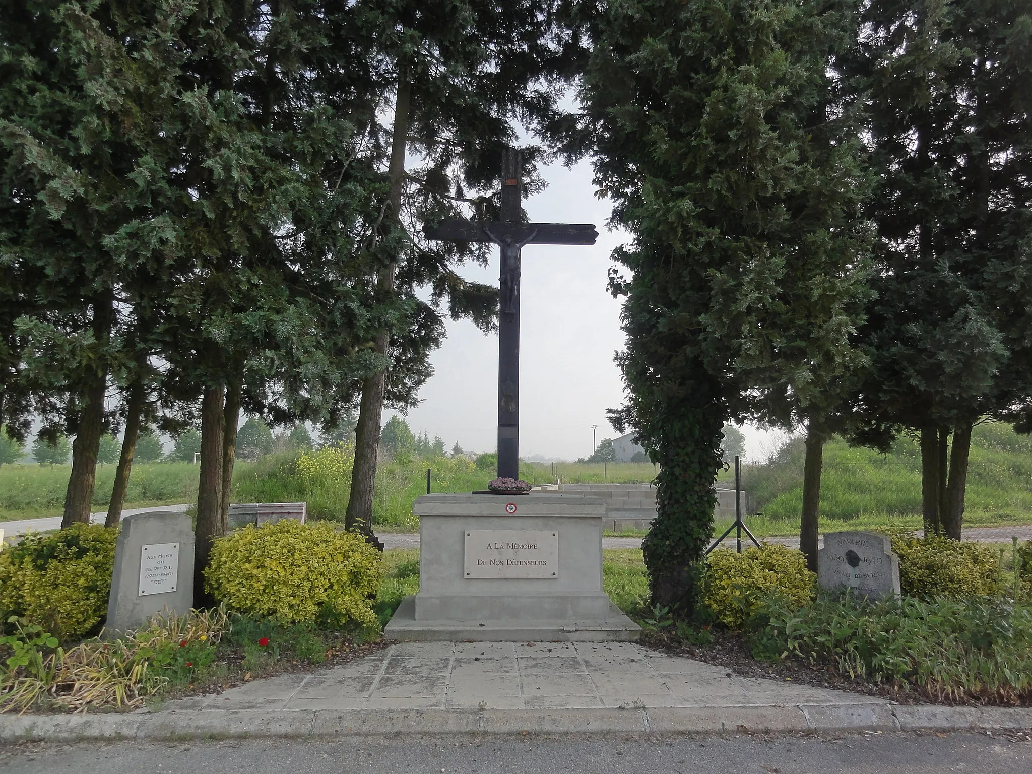 Photo showing: Brienne-sur-Aisne (Ardennes) Croix de chemin, memorial de guerre