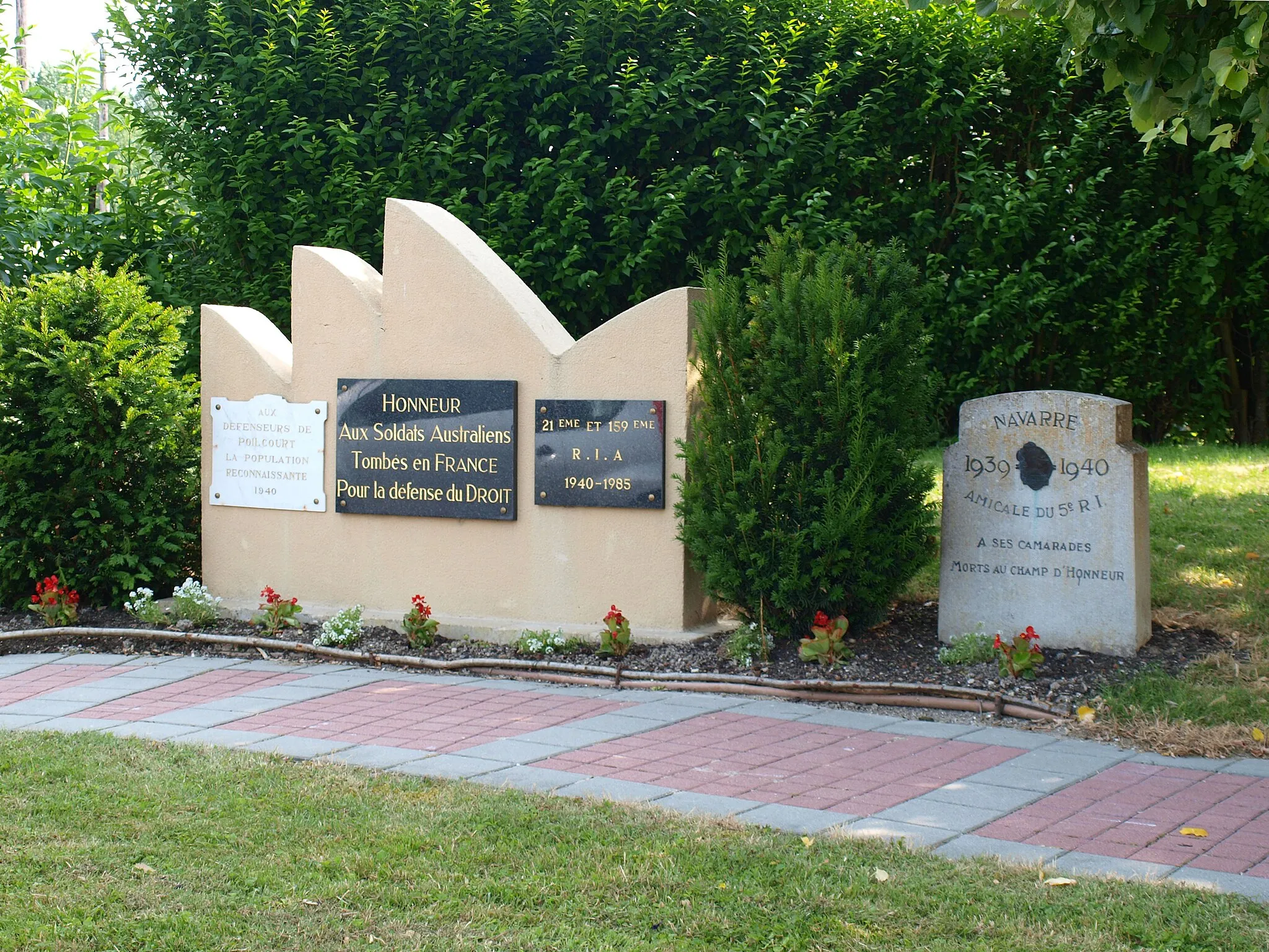 Photo showing: Poilcourt-Sydney (Ardennes, France) ; mémorial aux Australiens (1918) & aux soldats du 5e RI (1940).