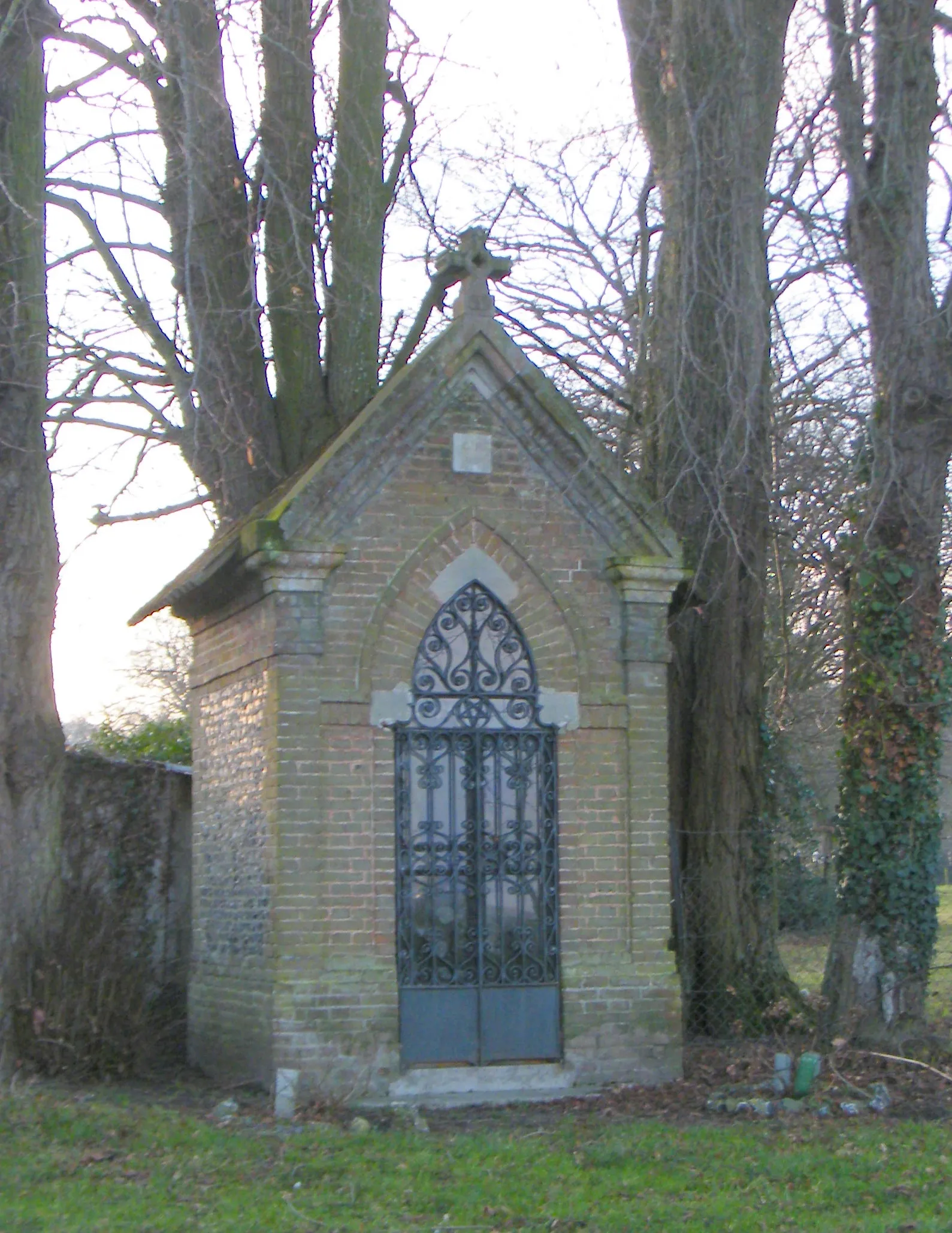 Photo showing: Le Titre (Somme), chapelle (oratoire) "BG 1961" (Bricheux-Gomel, achetée en 1961), chemin des pèlerins.