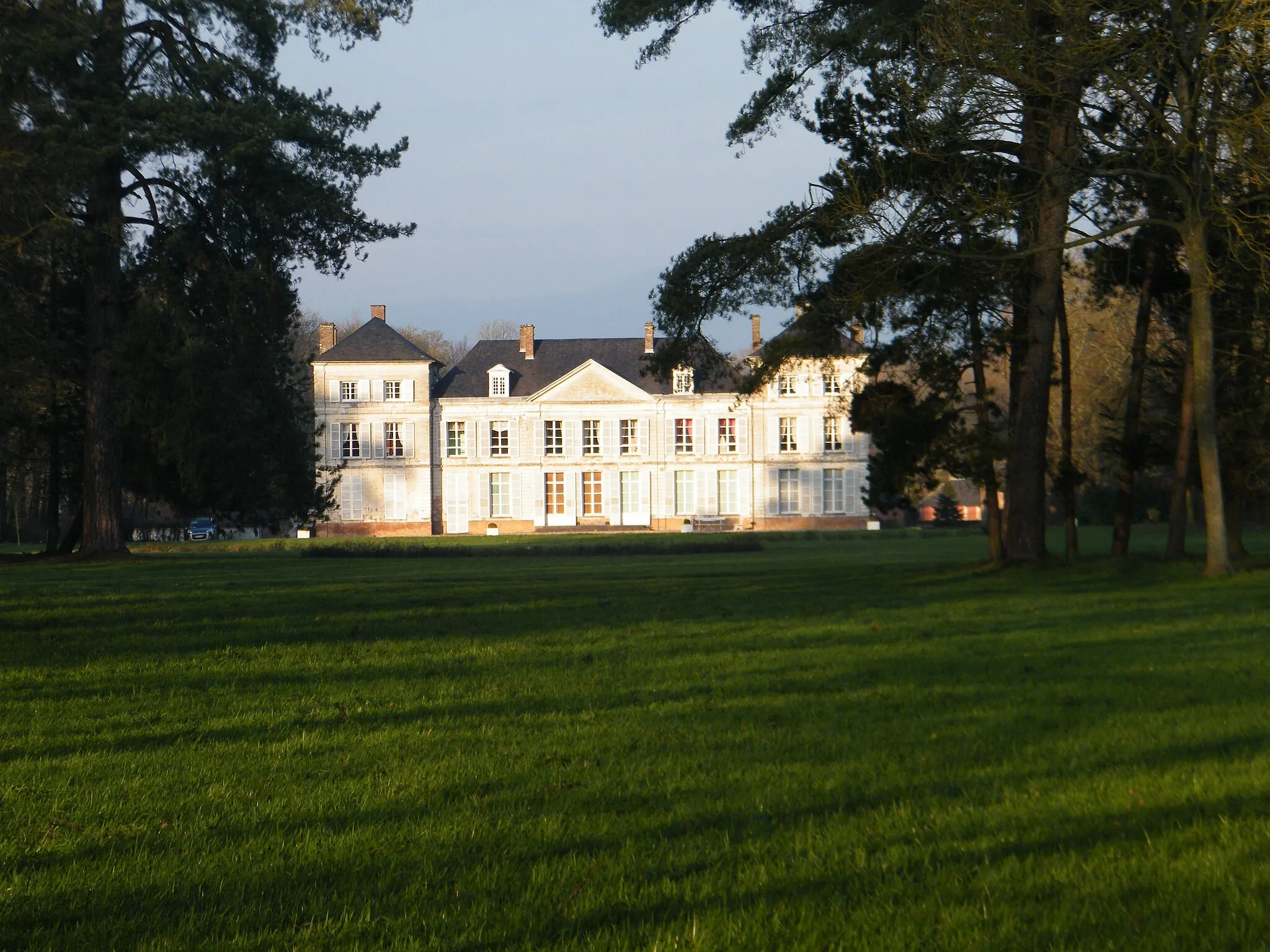 Photo showing: Château du Titre, façade sud, vue de la route D1001, ancienne RN 1.