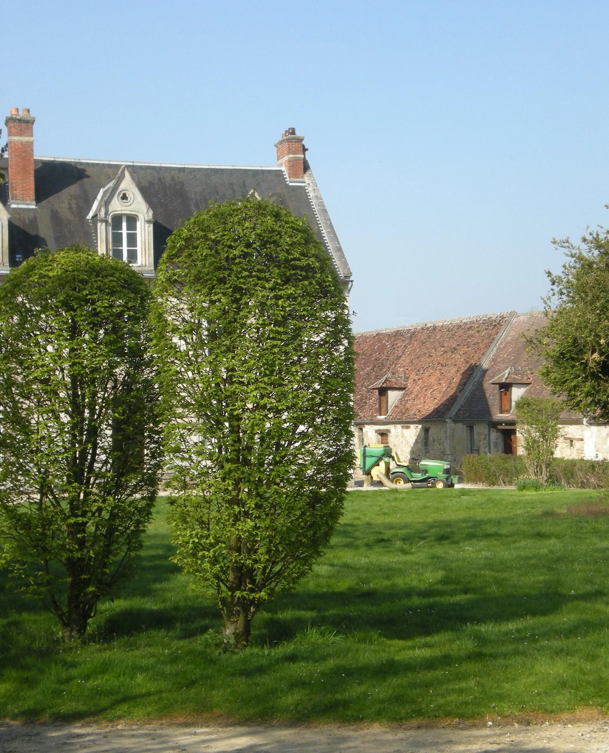 Photo showing: Le château et la grande des étournelles à Breuil-le-Sec.