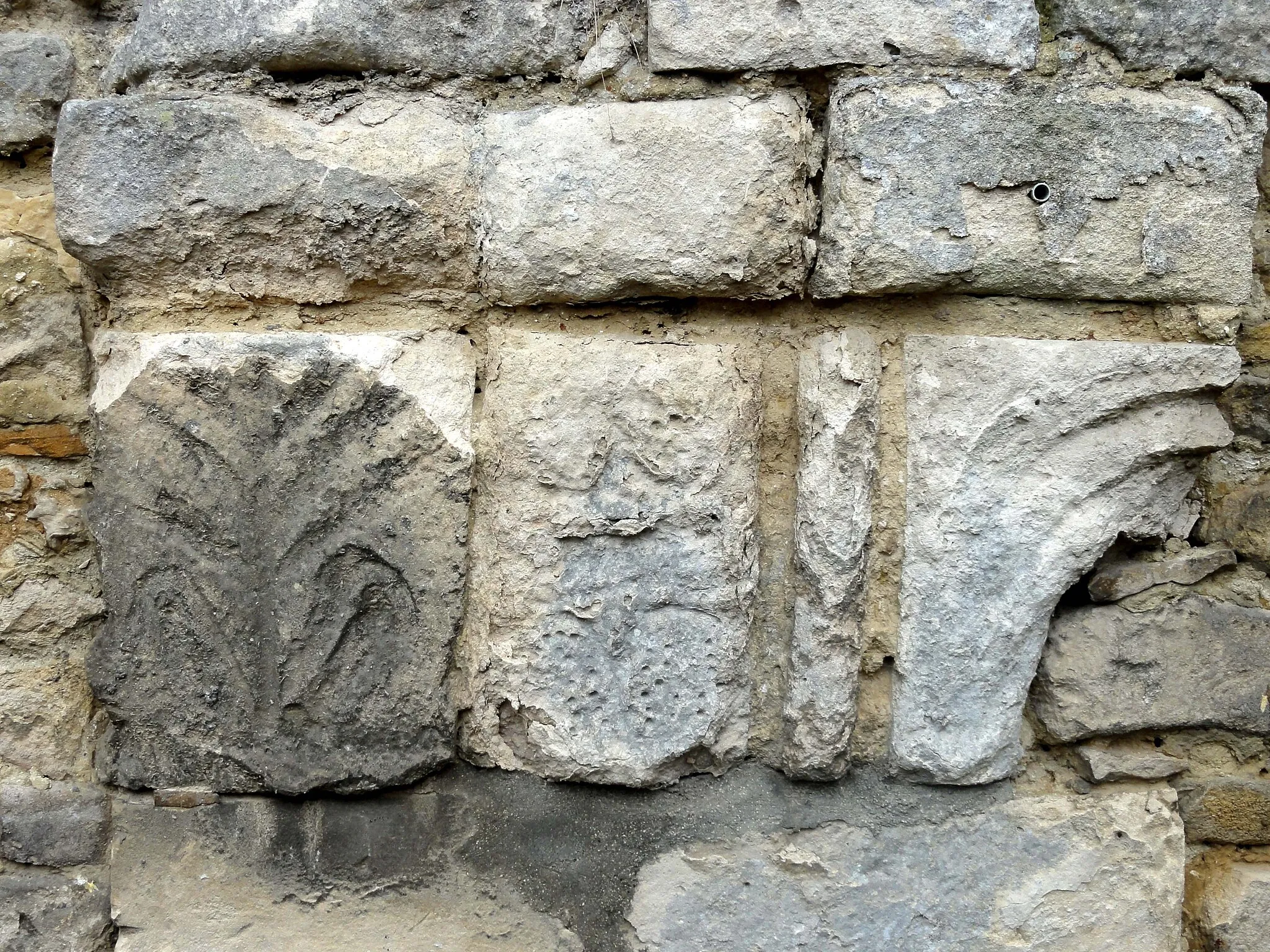 Photo showing: Chapiteaux romans primitifs du bas-côté sud disparu.