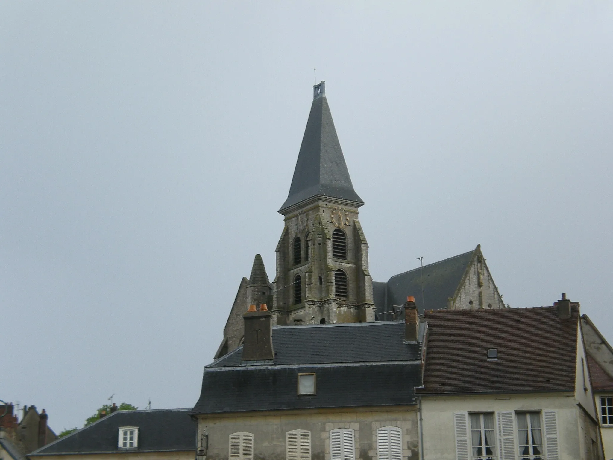 Photo showing: L'église vue depuis la place de l'Hotel de ville