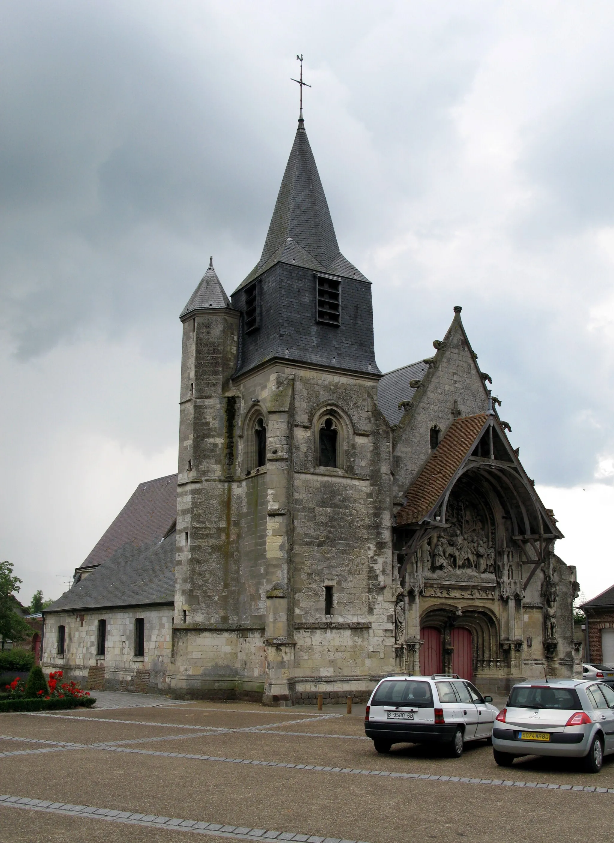 Photo showing: Corbie, église Notre-Dame de La Neuville, flan nord, clocher et façade ouest.
.