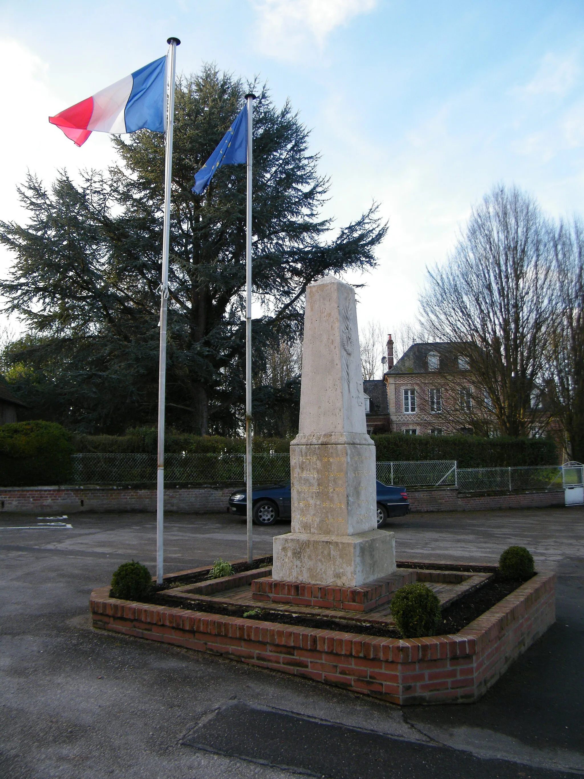 Photo showing: Monument aux morts, près de l'église.