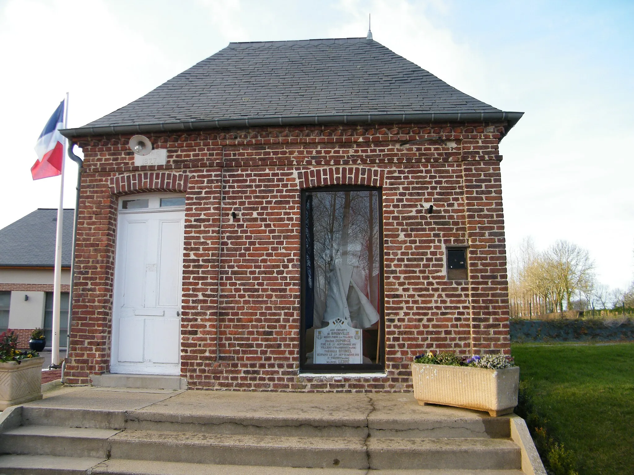 Photo showing: Ancienne mairie, hommage aux morts pour la patrie 1914-1918.