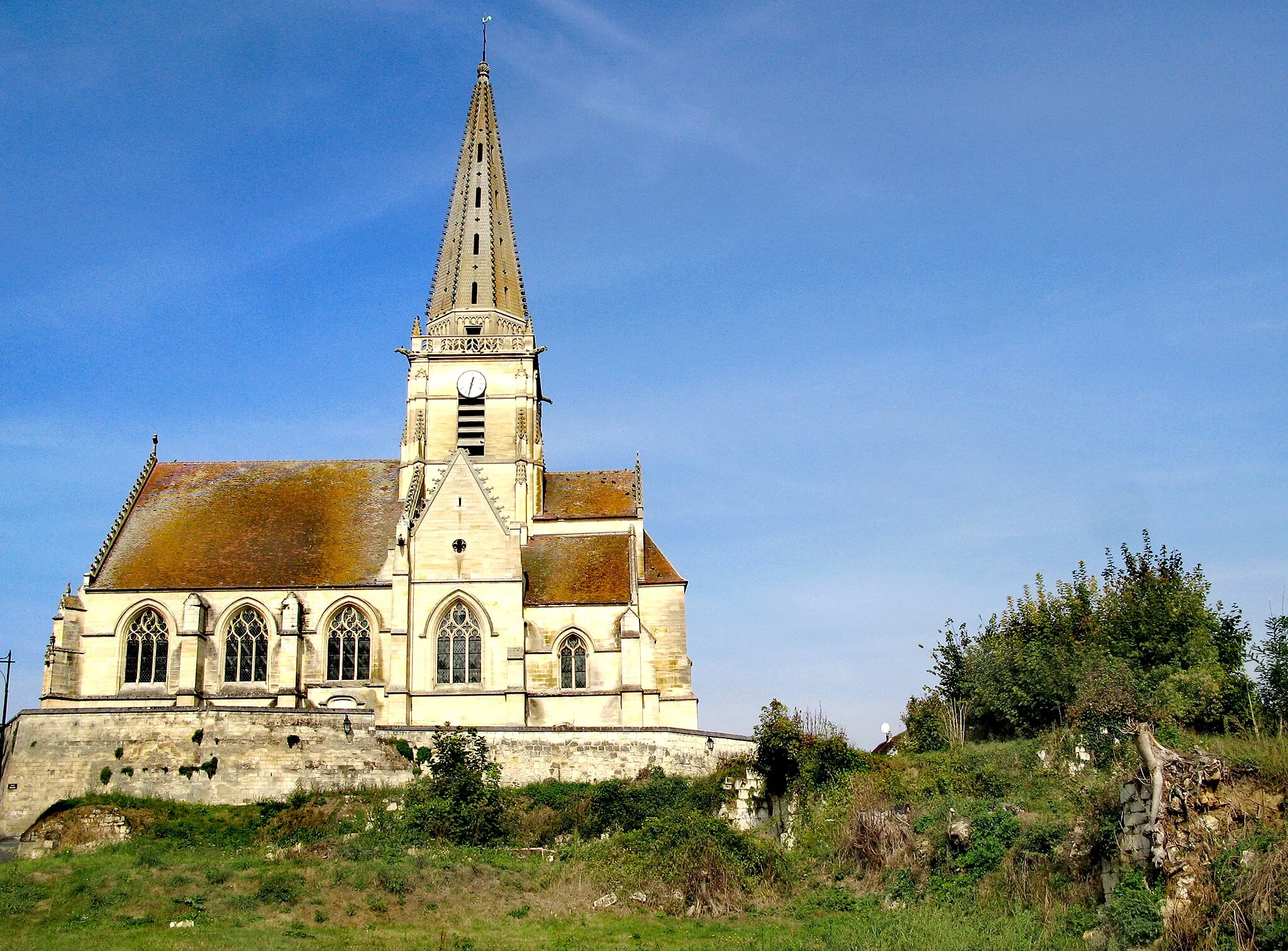Photo showing: Autrêches (Oise, France) -
L'église.
La vue sur le flanc Sud de l'église est dégagée. Des traces de constructions en contrebas de l'édifice sont encore nettement visibles en septembre 2009.
.