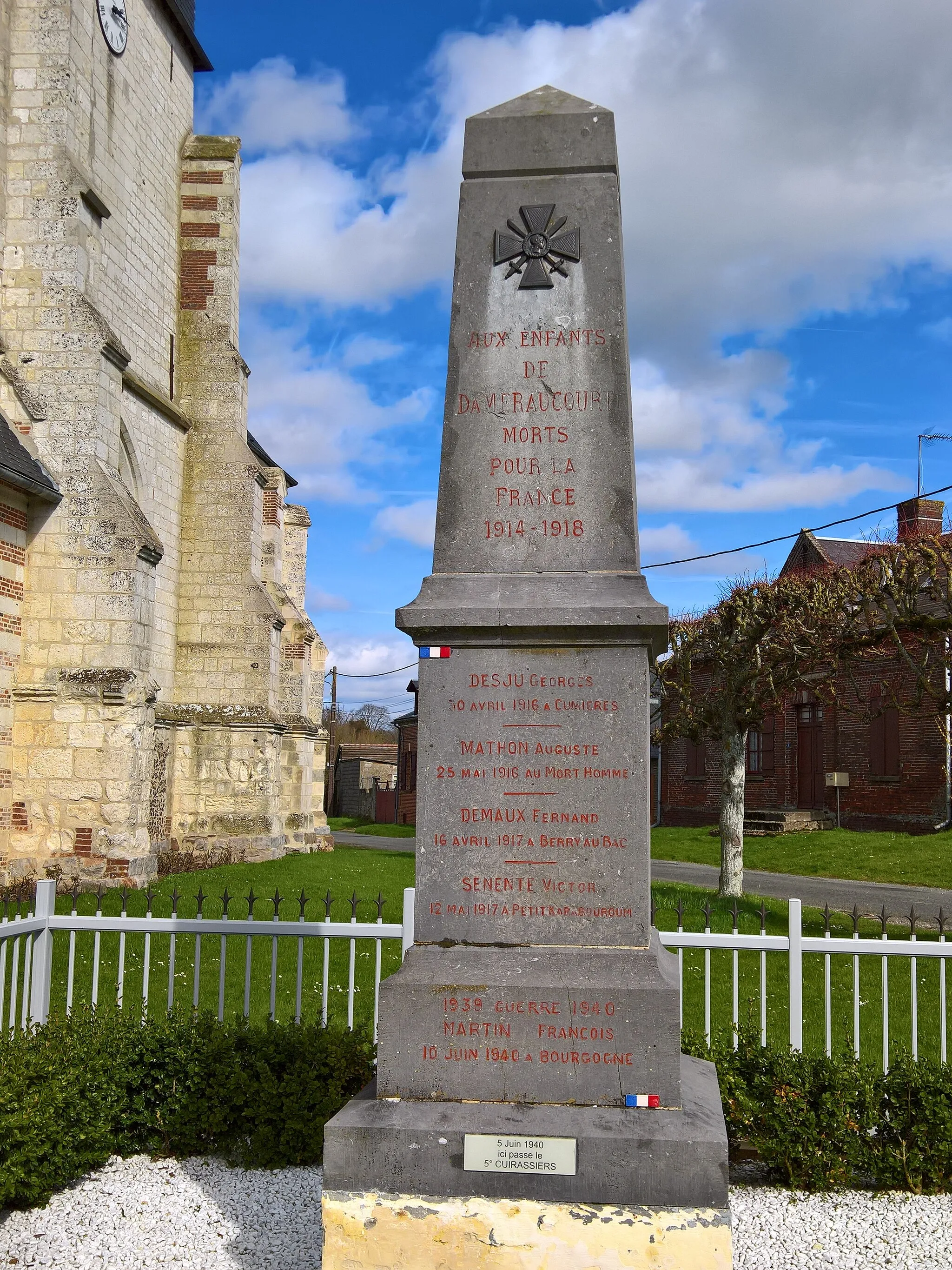 Photo showing: Daméraucourt : Le monument aux morts