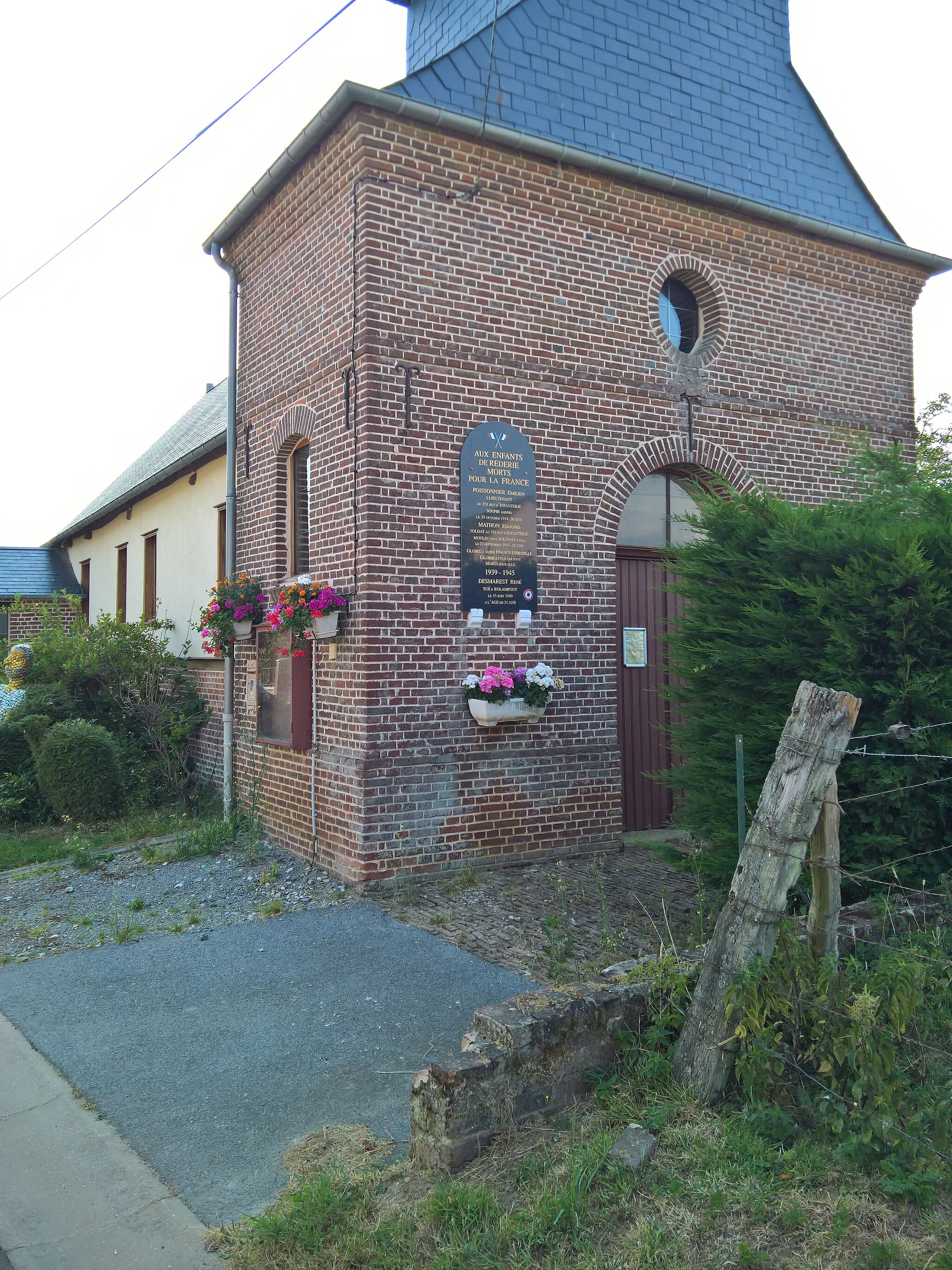 Photo showing: Réderie (hameau de Dargies - Oise) - Façade de la chapelle et plaque commémorative de la Première et de la seconde Guerre mondiale