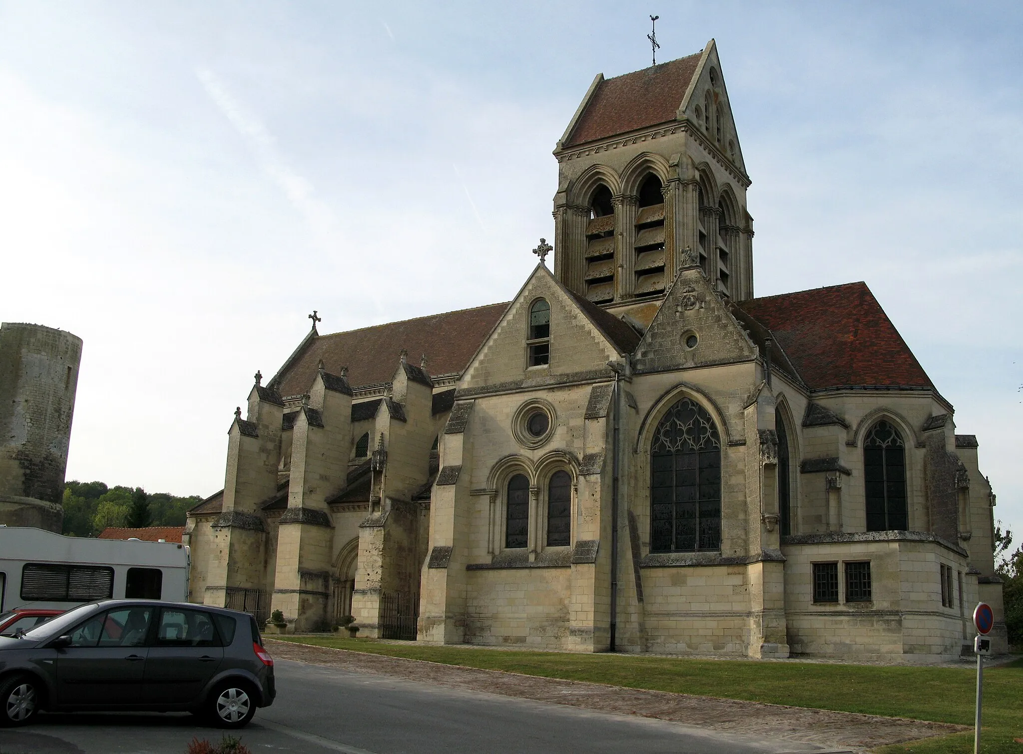 Photo showing: Ambleny (Aisne, France) -
L'église Saint-Martin, dont le portail donne sur le donjon..
.
