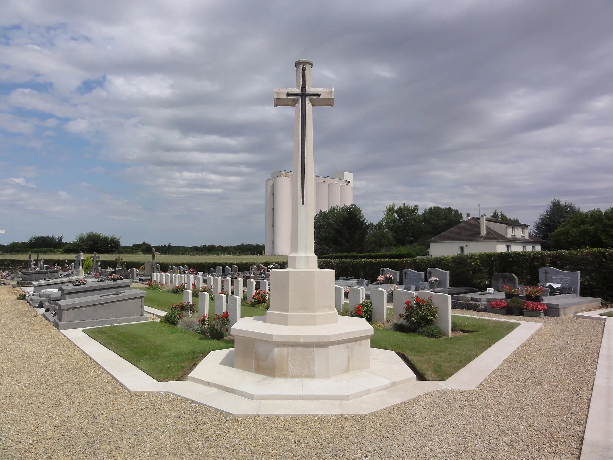 Photo showing: Annois (Aisne) cimetière, CWCG graves