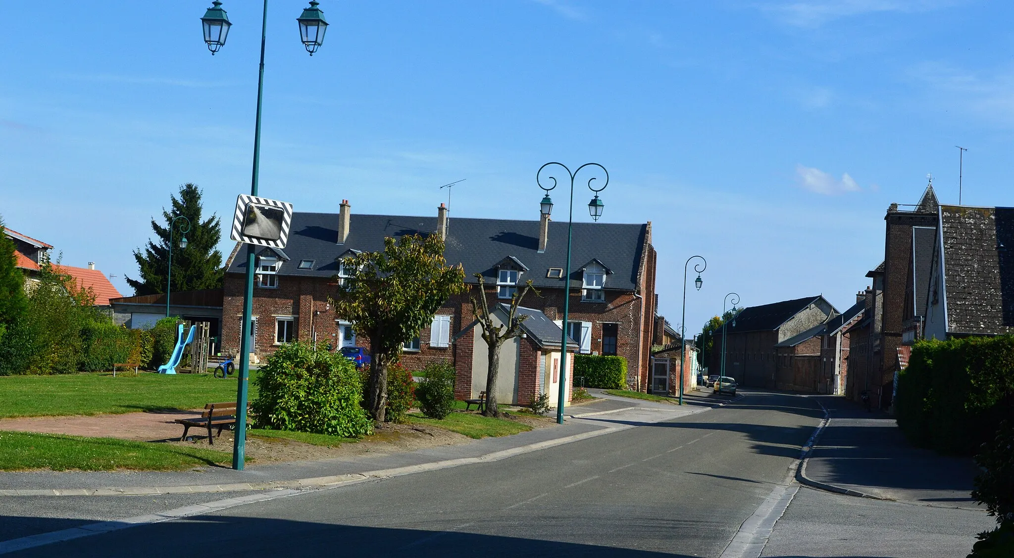 Photo showing: A street in Aubigny-aux-Kaisnes