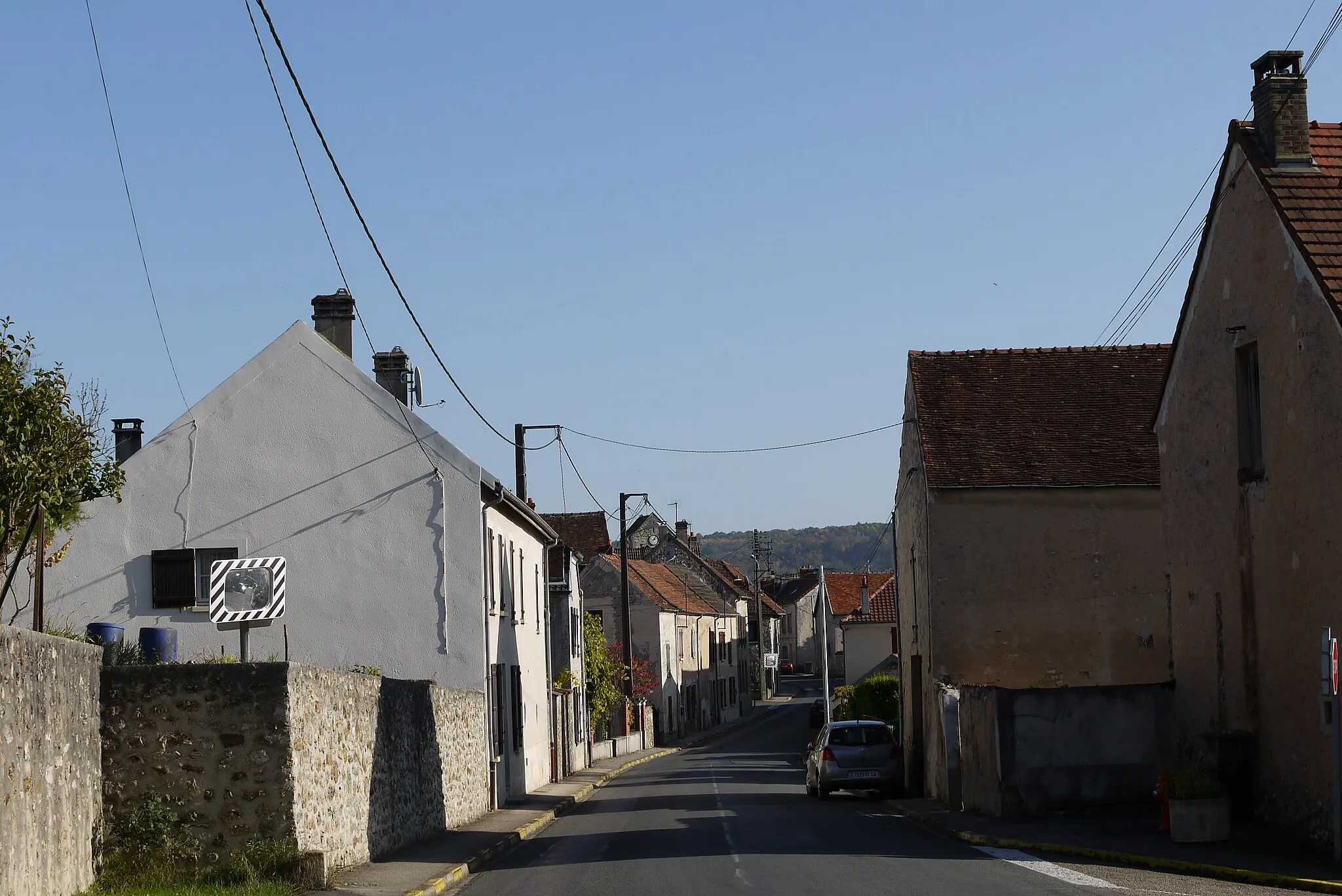 Photo showing: Chartèves, rue principale