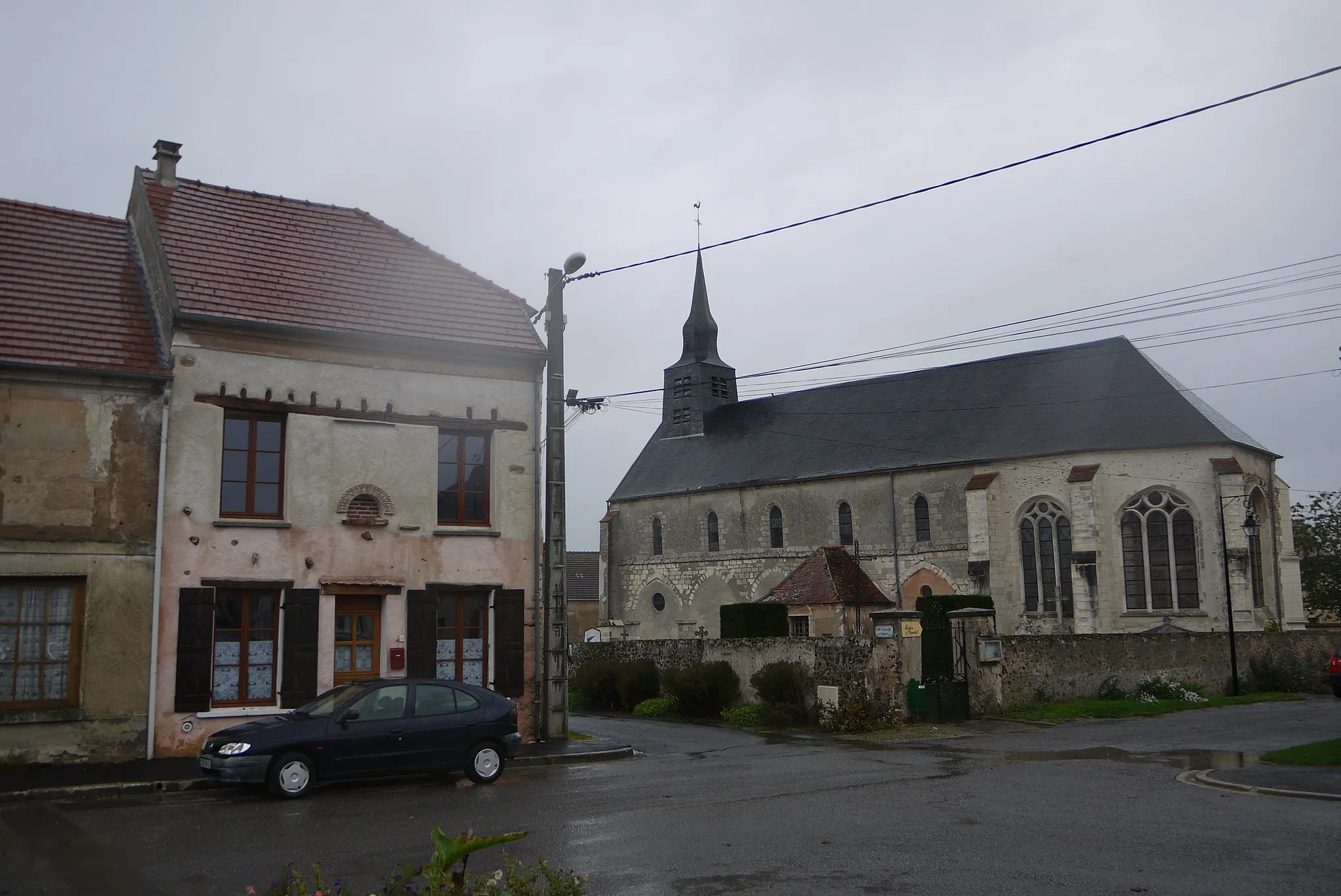 Photo showing: Villeneuve-sur-Fère, place Paul Claudel avec l'église.