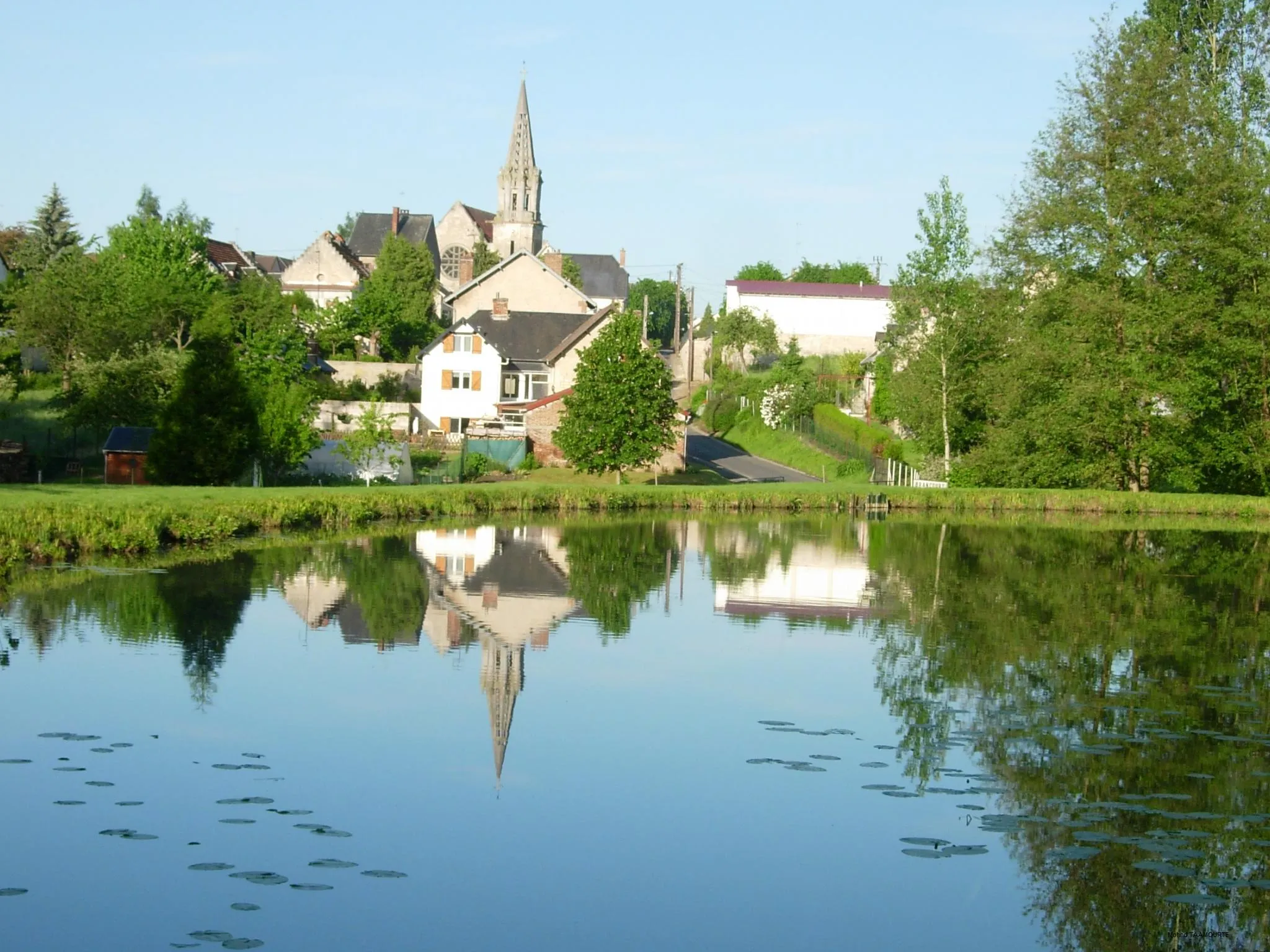 Photo showing: vue de Brancourt en laonnois( l'église,la route de l'étang) prise du chemin de Frival, le long de l'étang communnal.