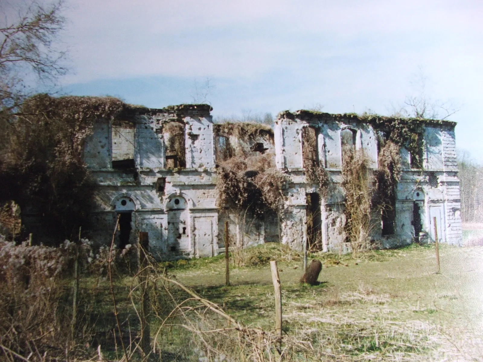 Photo showing: Vue de face des ruines avant les fouilles de Pierre et Françoise POTTIER