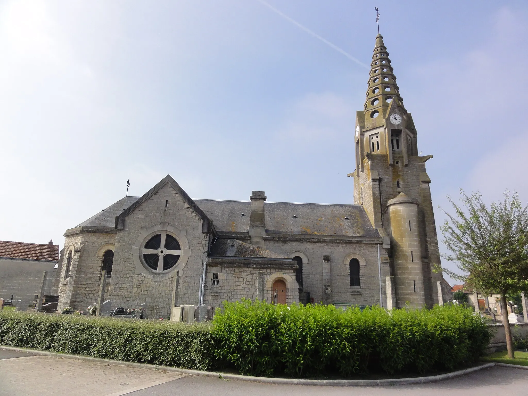 Photo showing: Condé-sur-Suippe (Aisne) Église, vue latérale