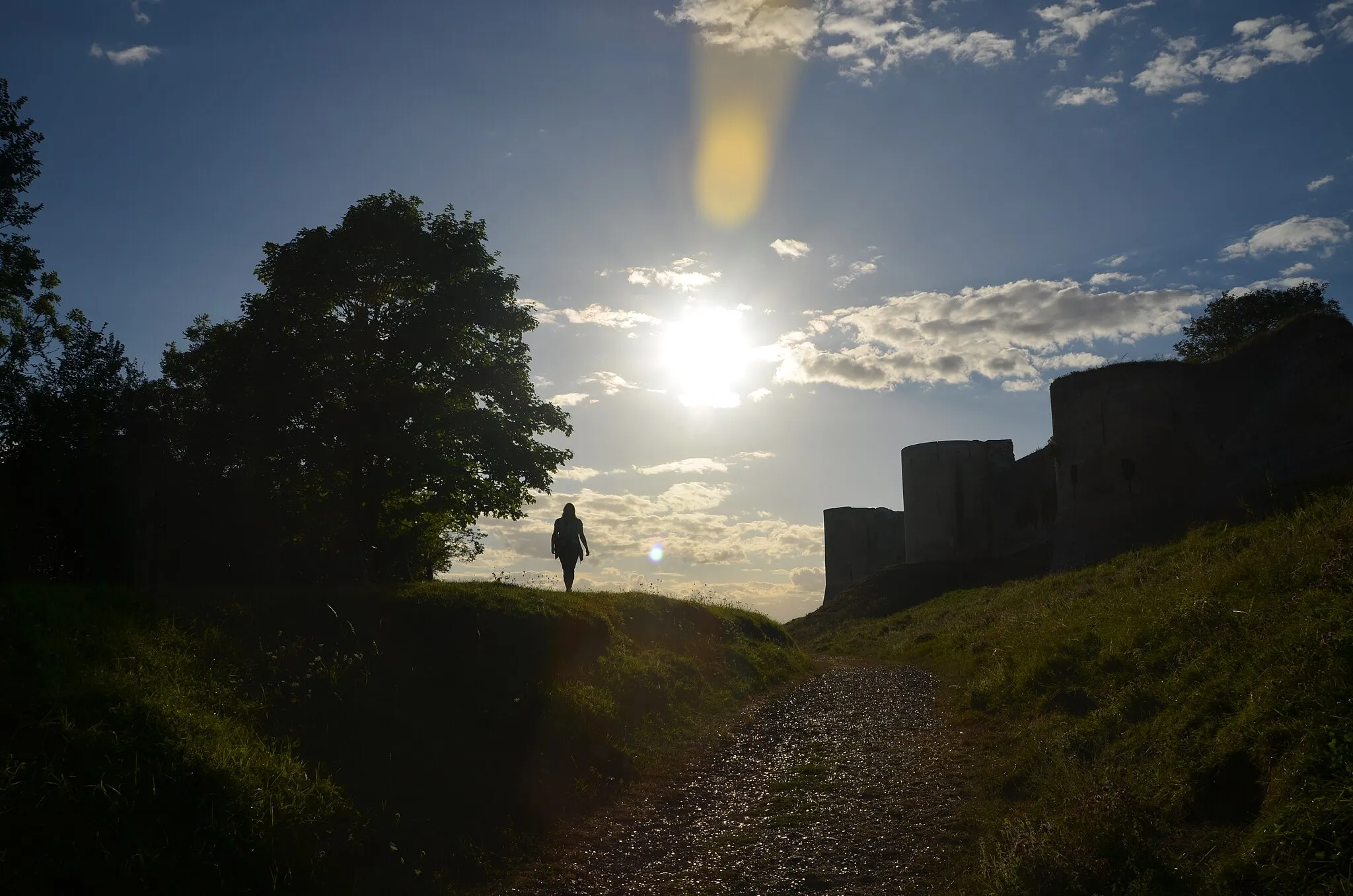 Photo showing: Low Sun and Silhouettes at Coucy le Chateau