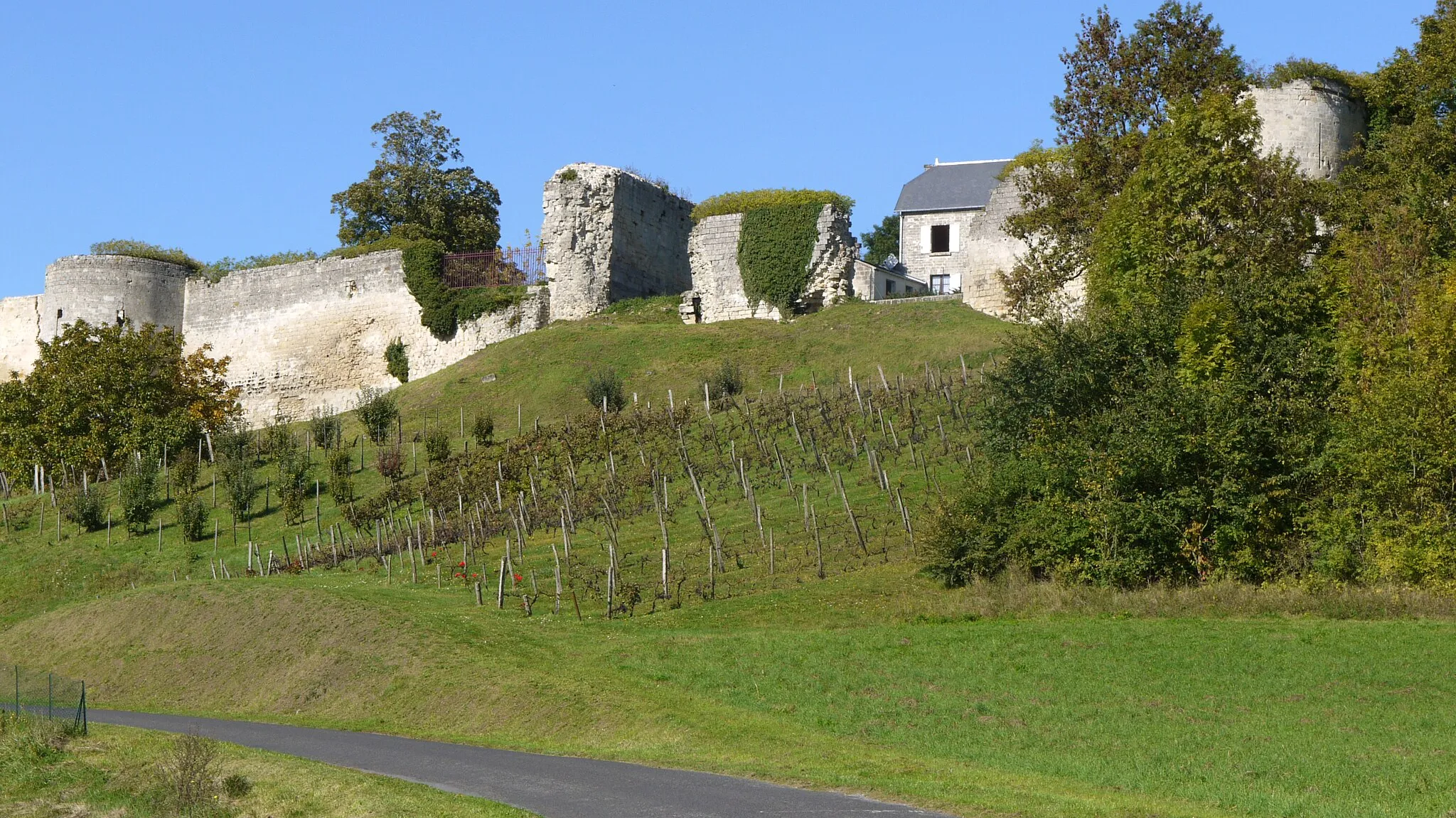 Photo showing: Ramparts of Coucy le Chateau l Auffrique, Aisne, France