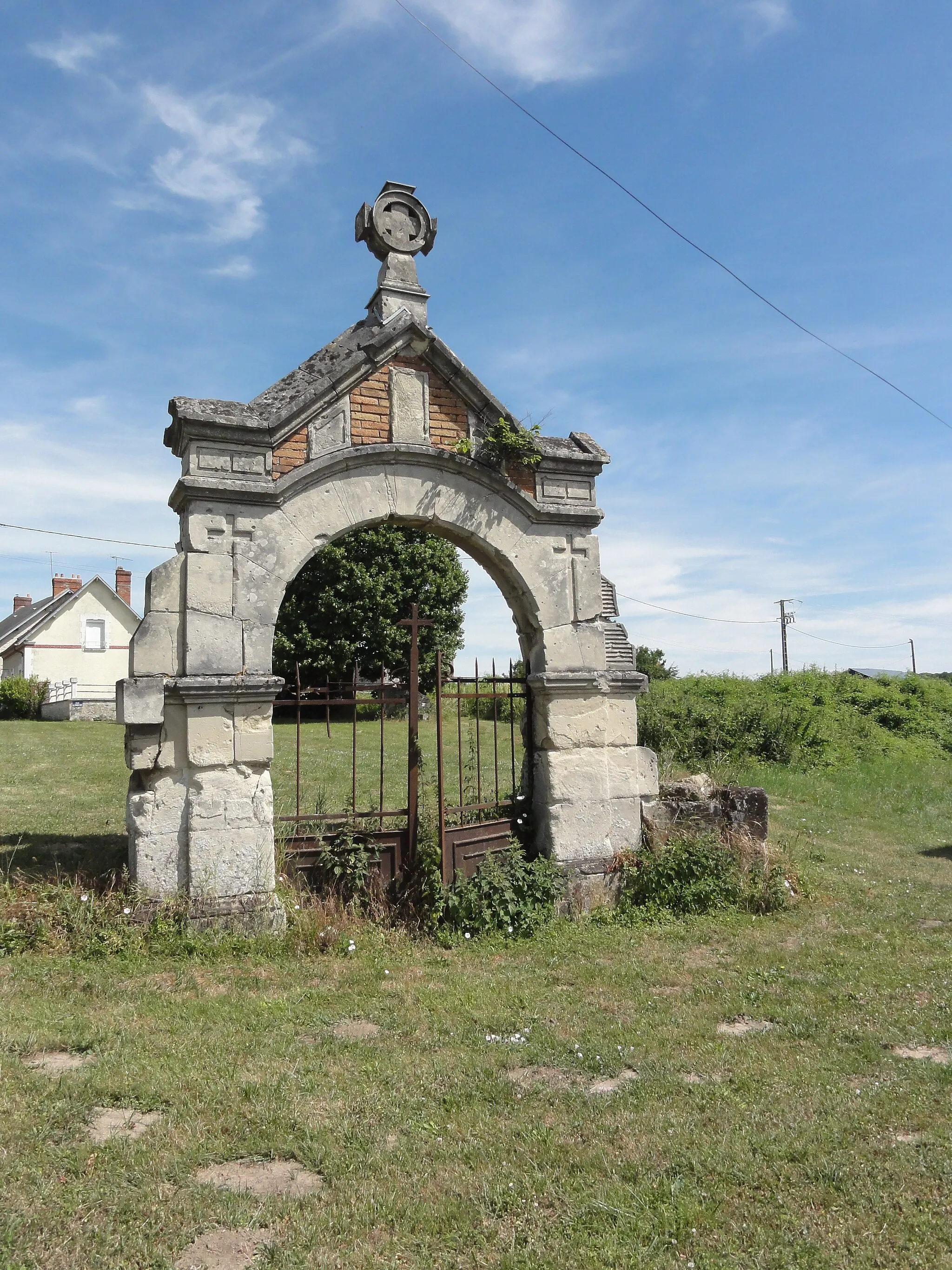 Photo showing: Colligis-Crandelain (Aisne) portail, vestige de l'ancien cimetière de Colligis