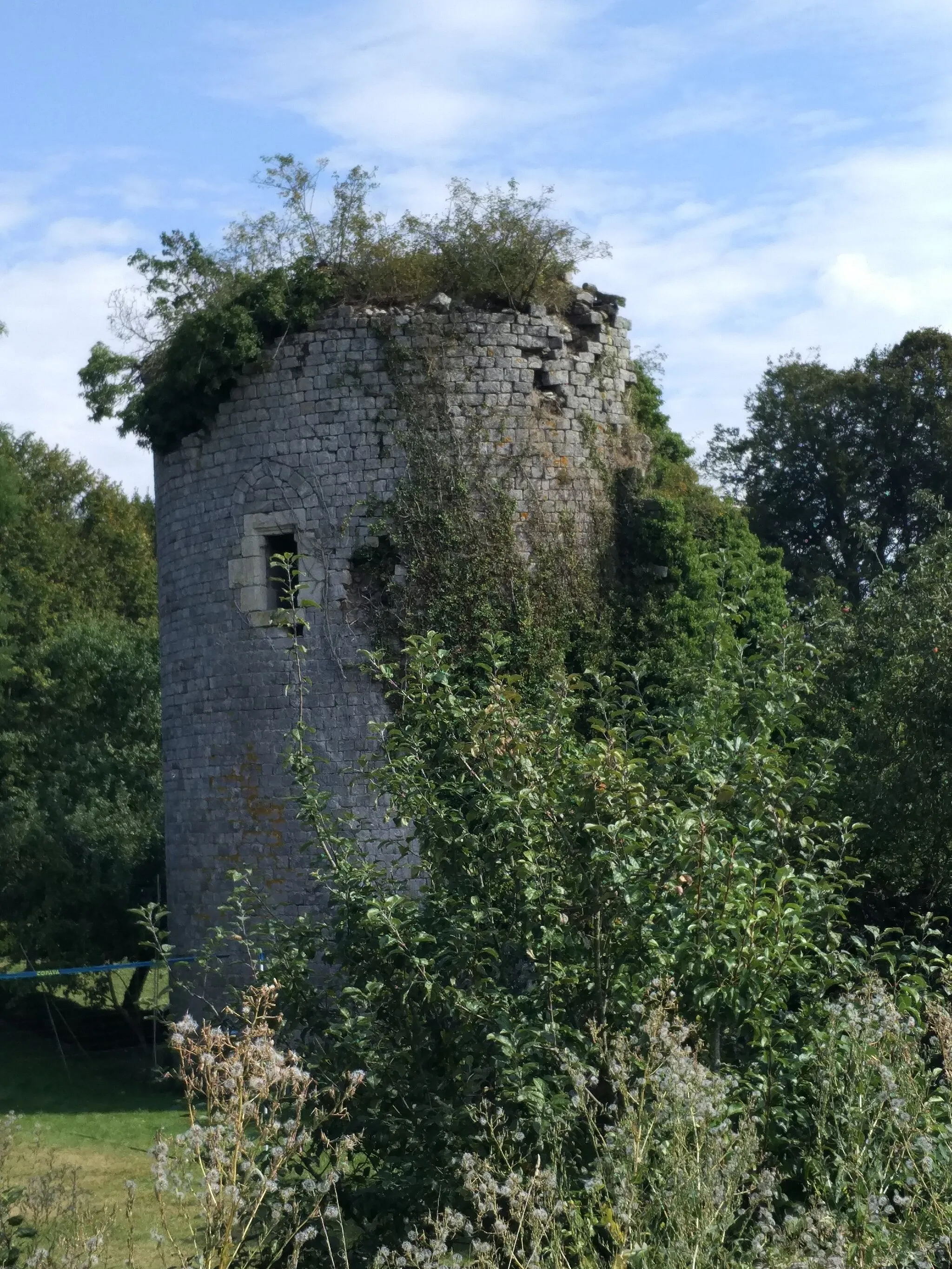 Photo showing: Tour du château de Cramaille, vue du cimetière