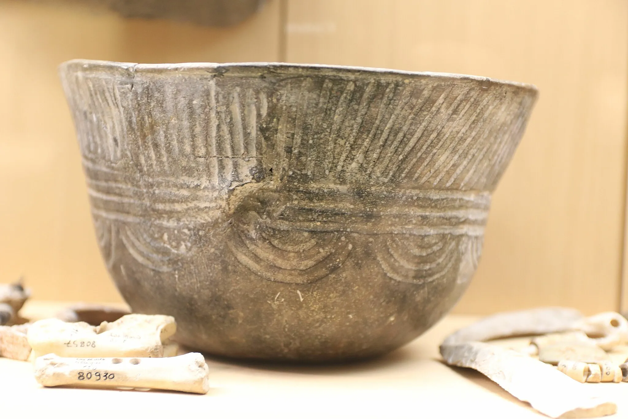 Photo showing: Vase décoré - Néolithique final 3500-2300 av. JC