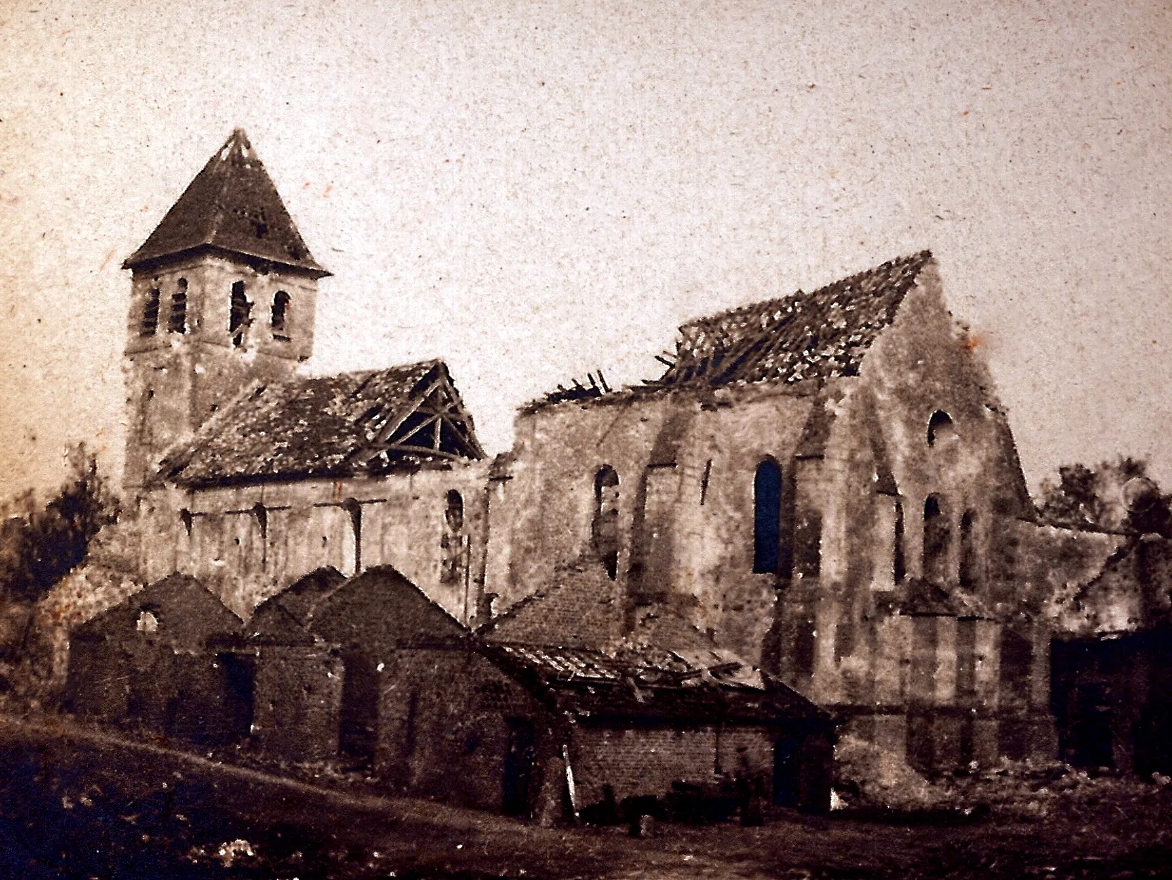 Photo showing: 2éme bataille de la Marne - Contre- Offensive  de 1918 - Eglise de Dammard (photo VestPocket Kodak Marius Vasse 1891-1987)