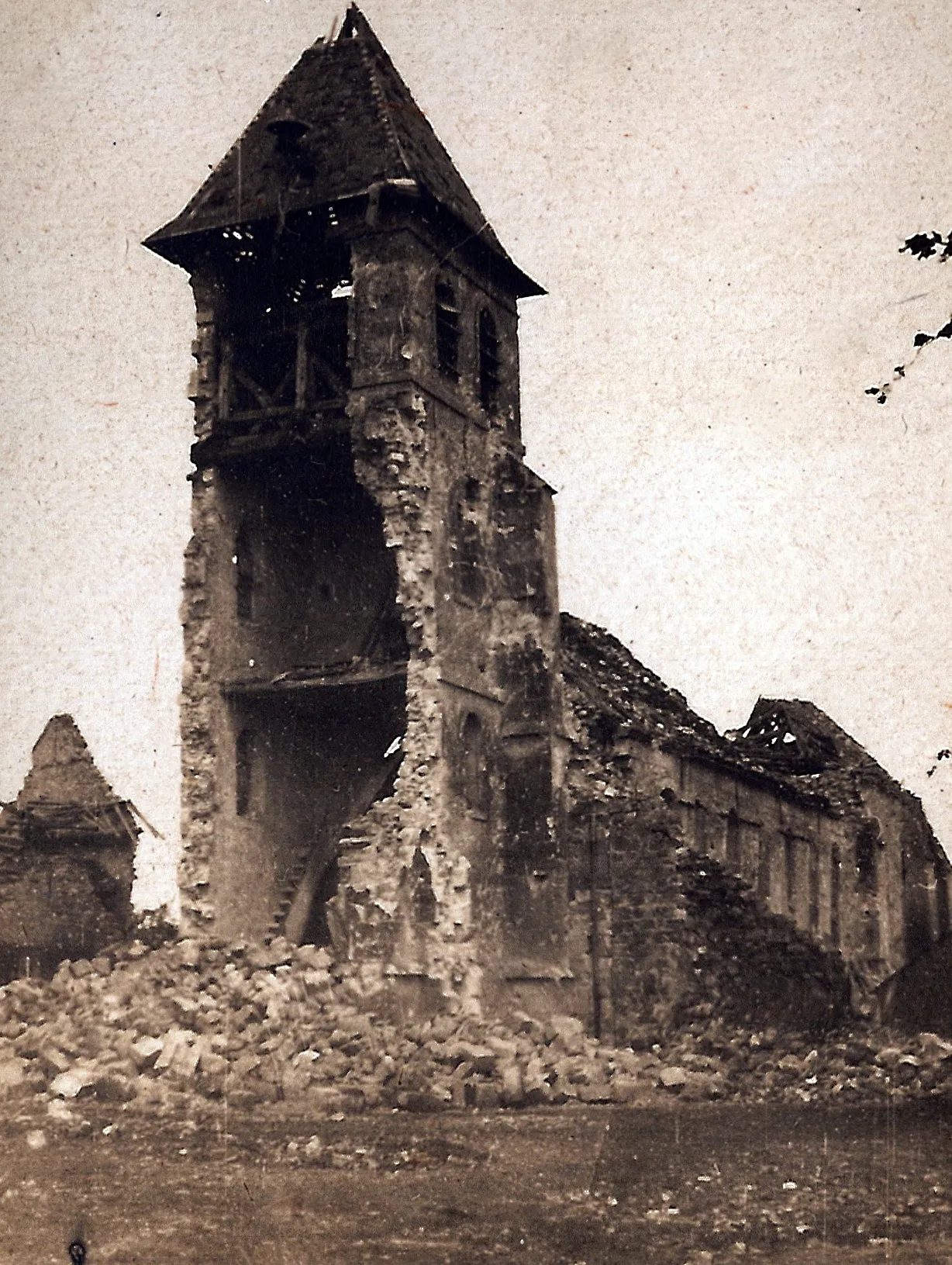 Photo showing: 2éme bataille de la Marne - Contre-Offensive  de 1918 - Eglise de Dammard - (photo VestPocket Kodak Marius Vasse 1891-1987)