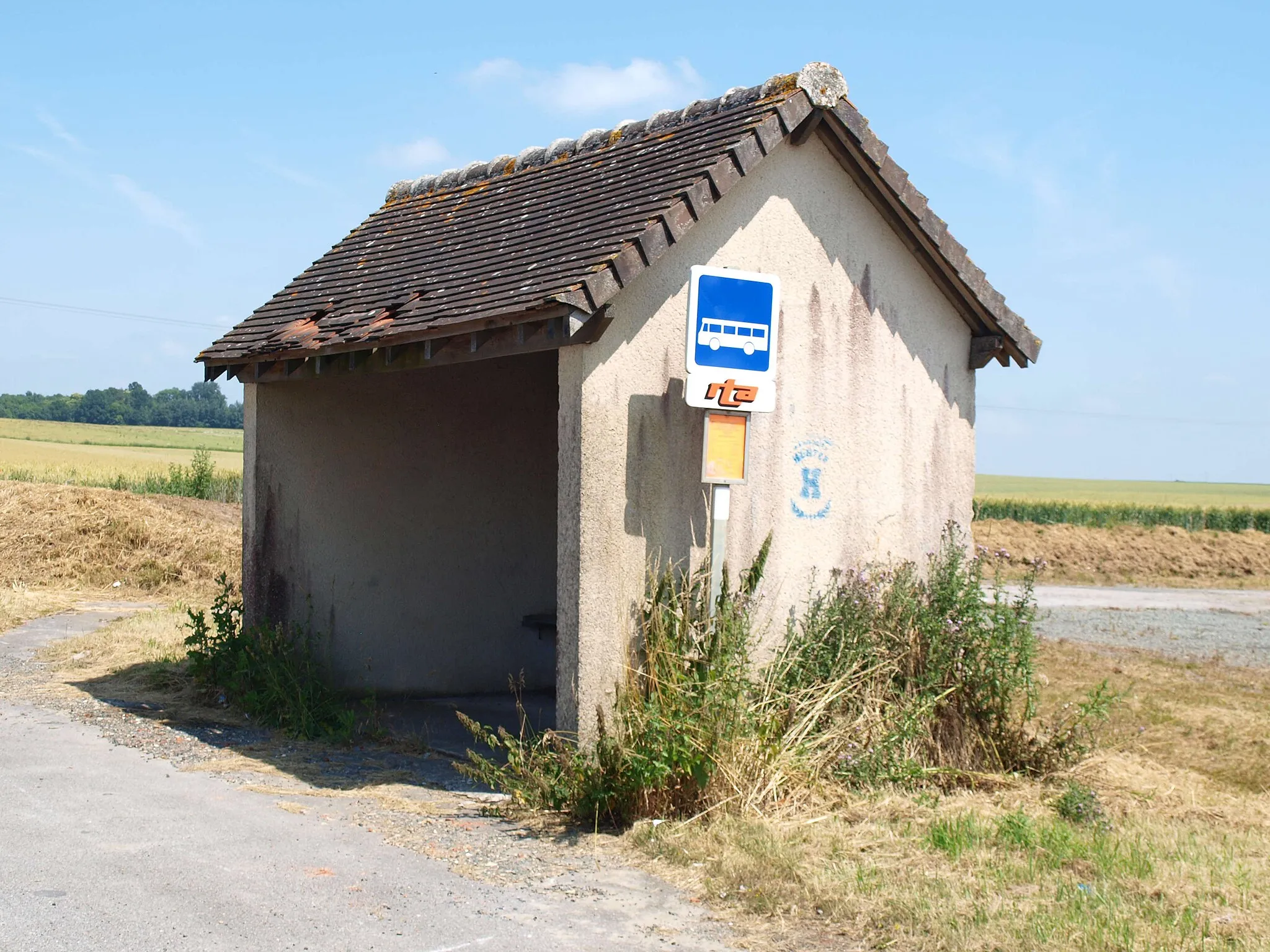 Photo showing: Grand-Rozoy (Aisne, France) ;  abribus au carrefour de la D1 & de la D2.