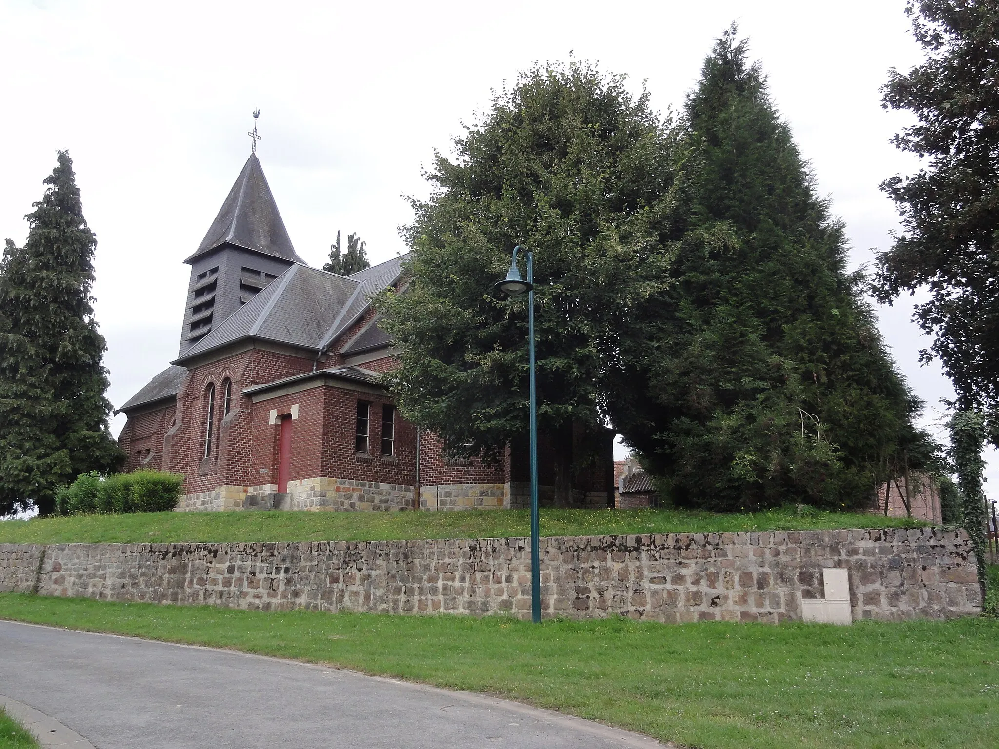 Photo showing: Happencourt (Aisne) église Saint Martin avec place