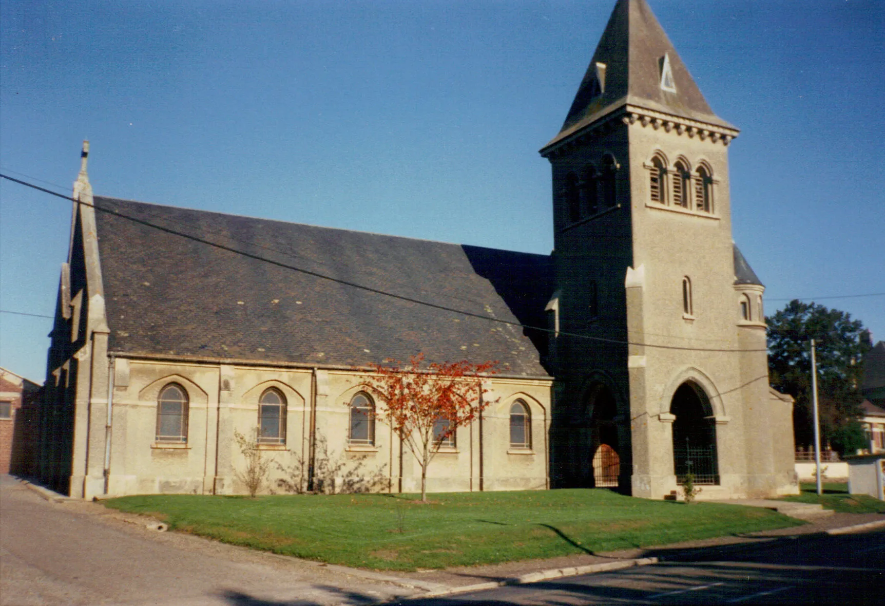 Photo showing: L'église de Frières-Faillouël en 1995
