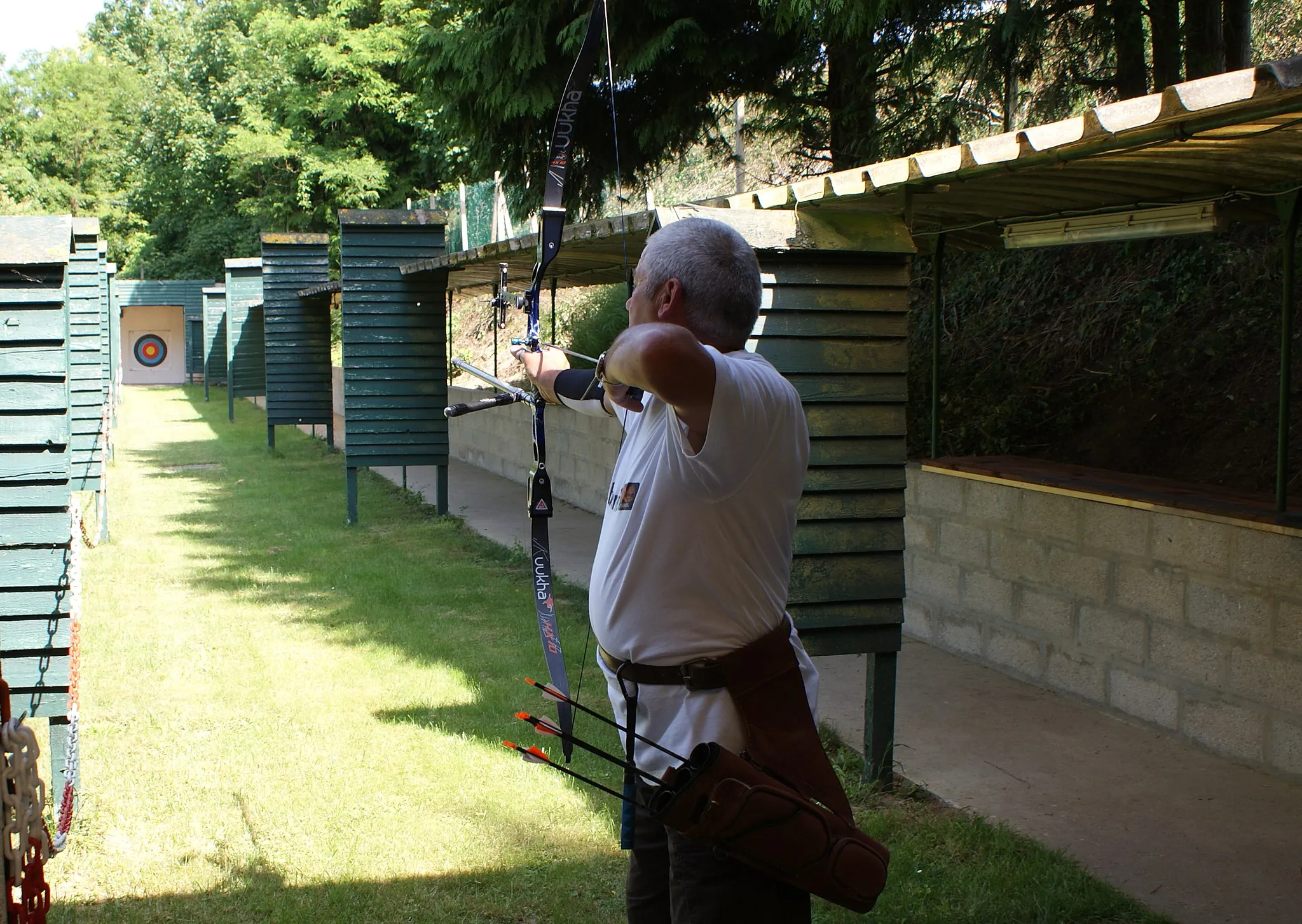 Photo showing: Pas de tir du club de tir à l'arc de Gandelu, la "Ronde Sud Aisne Gandelu". En position de tir, jean-Jacques, le roi des archers de l'année 2013, lauréat du concours annuel au tir à l'oiseau.