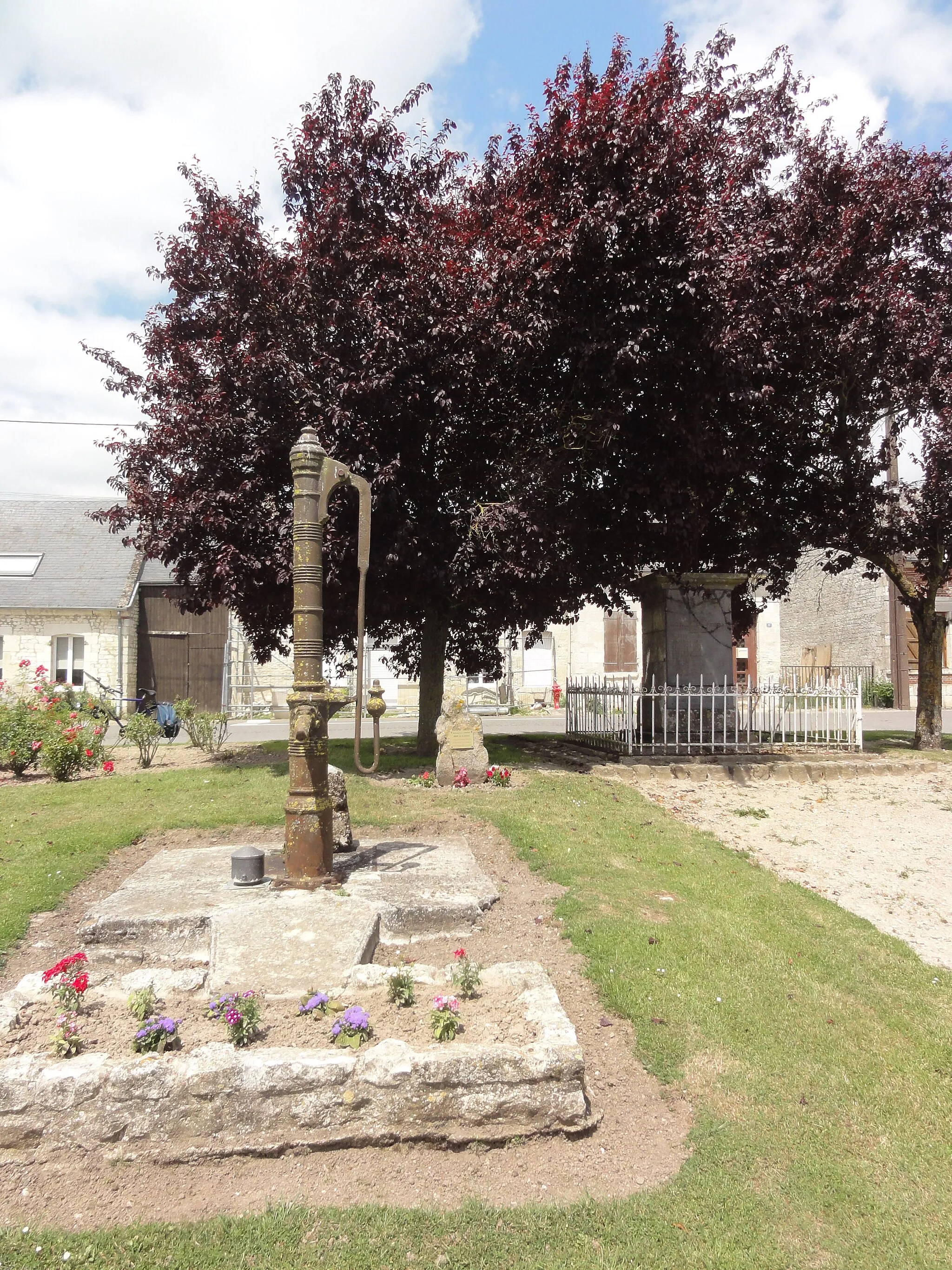 Photo showing: Goudelancourt-lès-Pierrepont (Aisne) pompe du village et arbre de la liberté avec sa plaque explicative