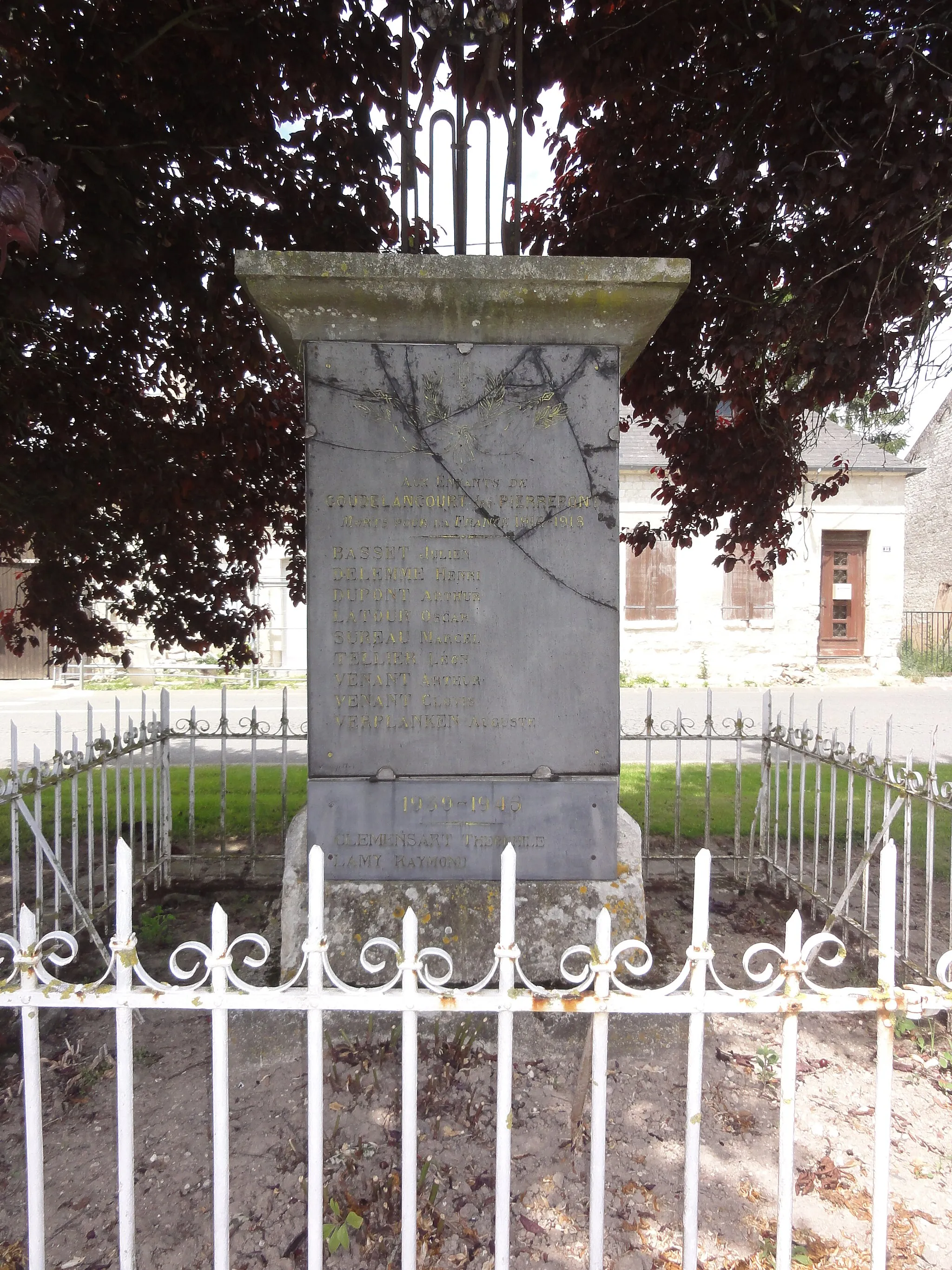 Photo showing: Goudelancourt-lès-Pierrepont (Aisne) monument aux morts, détail