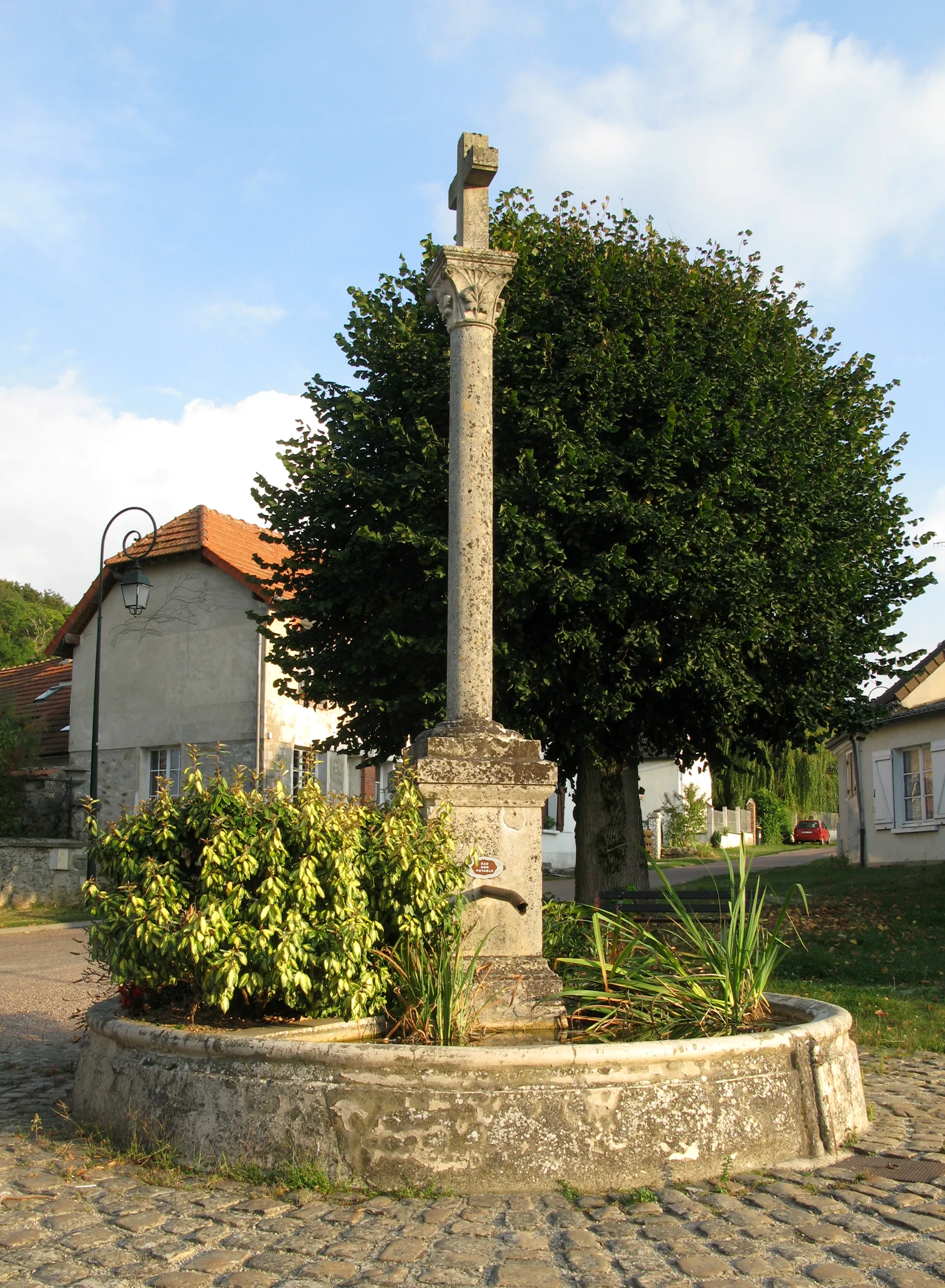Photo showing: La Croix-sur-Ourcq (Aisne, France) -
Ancienne fontaine..
.