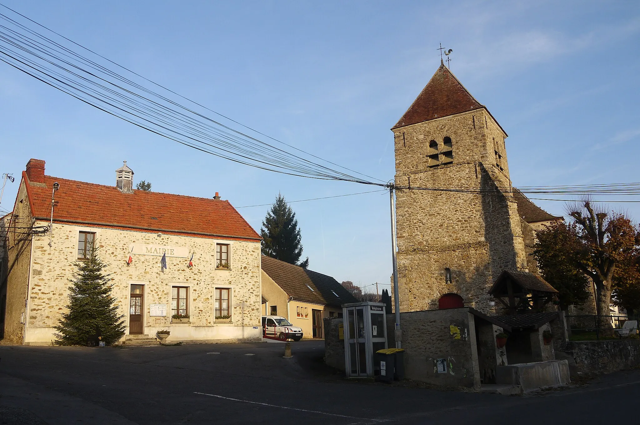 Photo showing: La place de l'Église à Essises