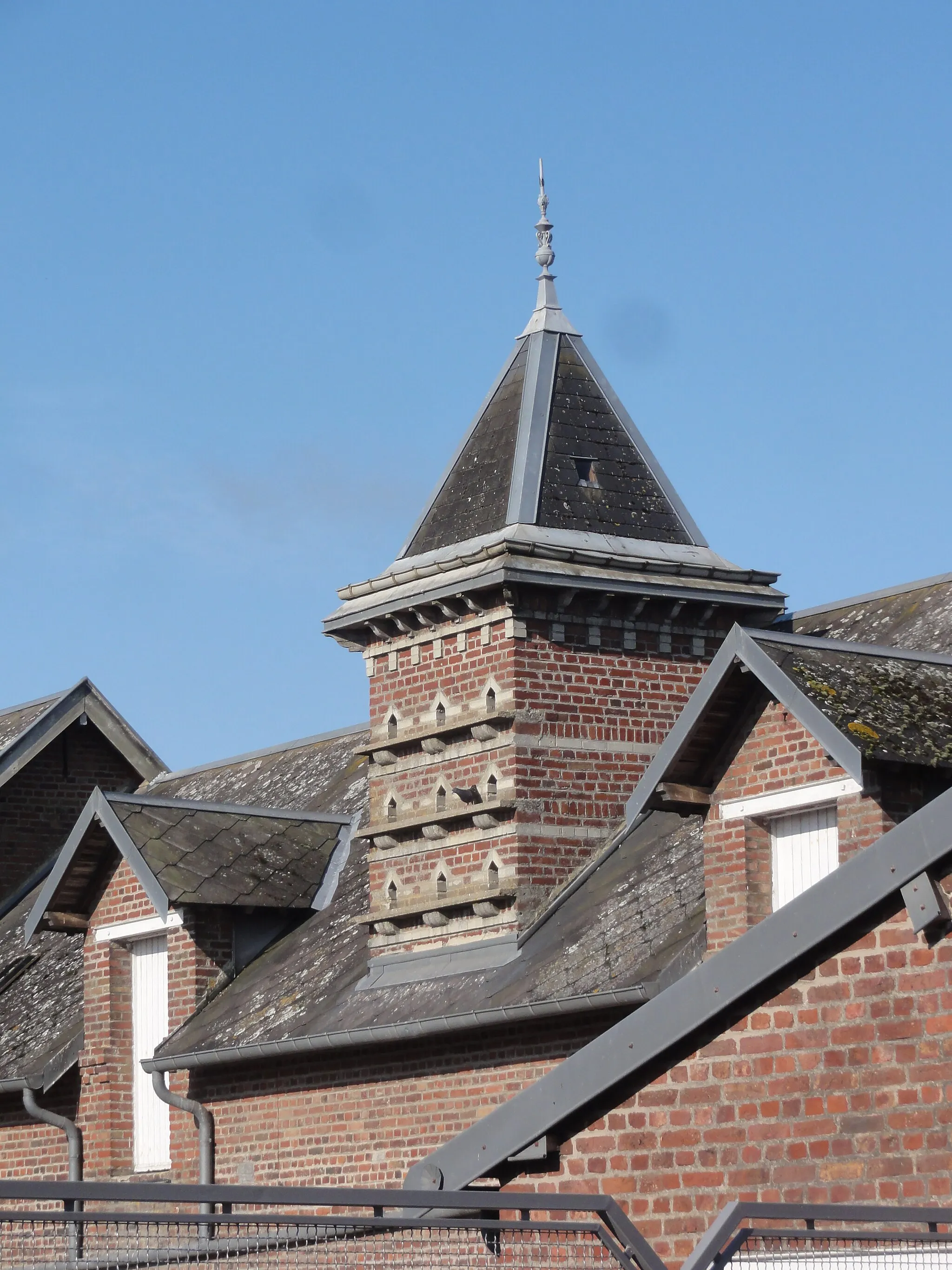 Photo showing: Holnon (Aisne) tour-pigeonnier d'une ferme