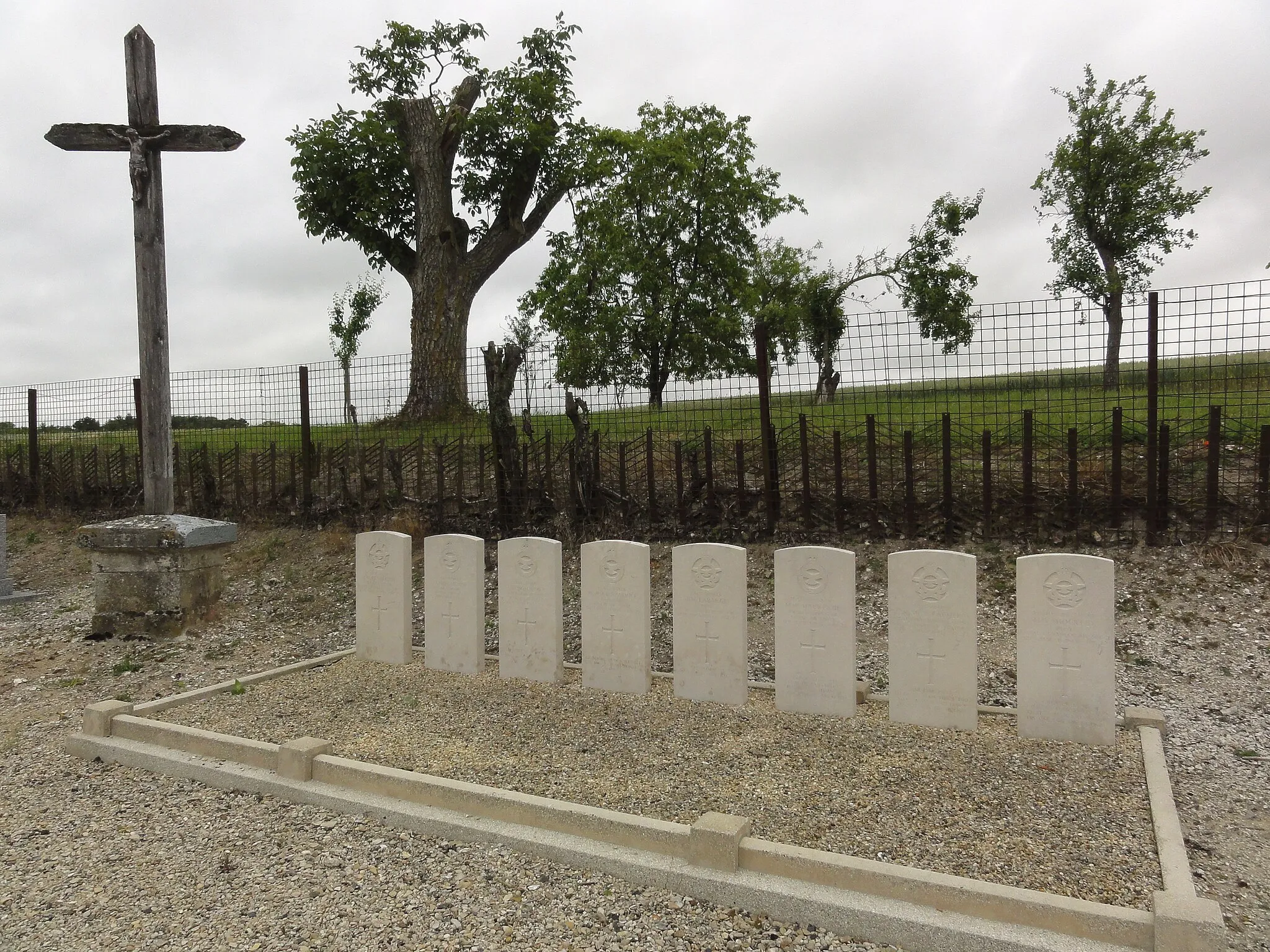 Photo showing: La Malmaison (Aisne) tombes de guerre de la CWGC et croix de cimetière