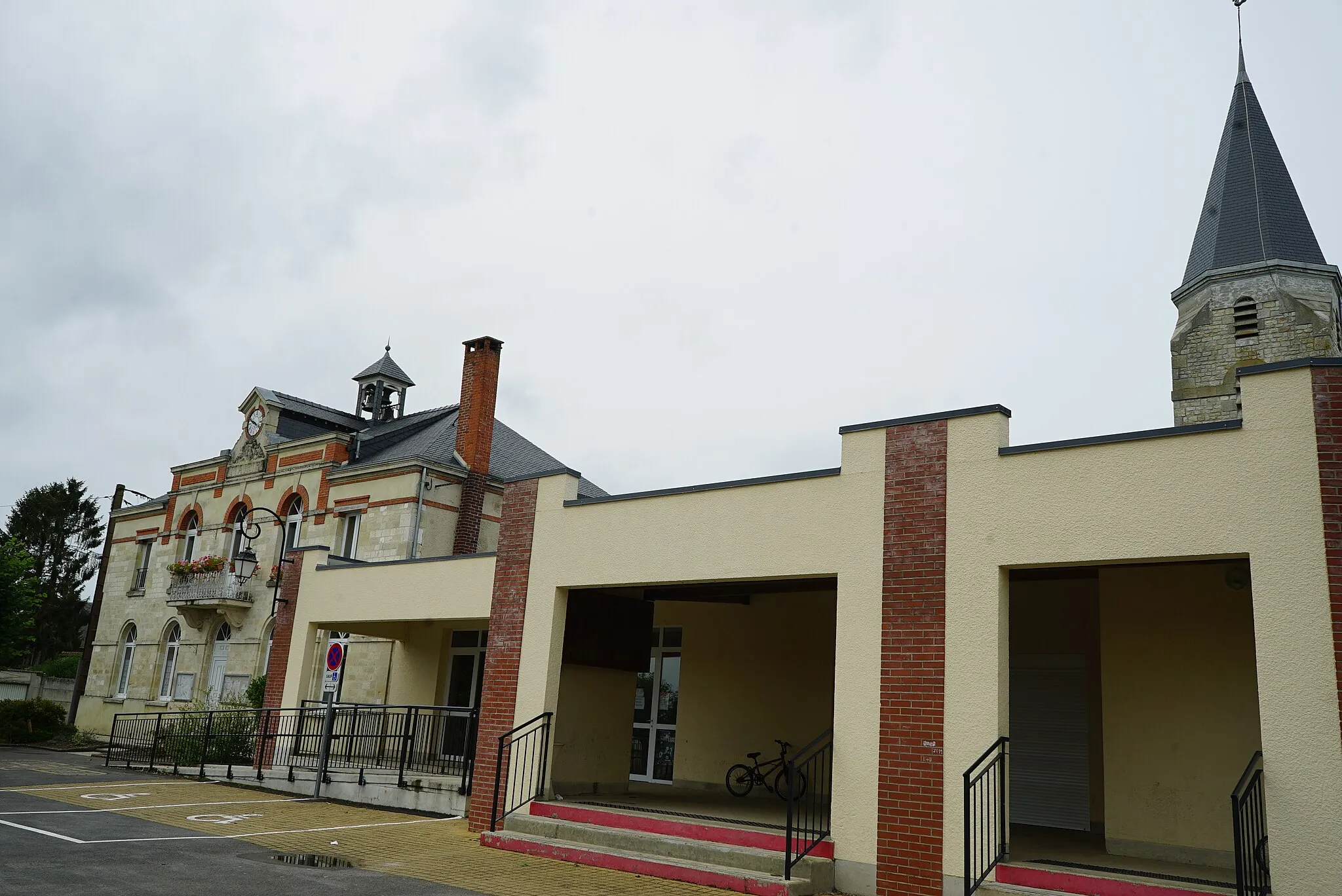 Photo showing: la mairie et l'église de la Selve.