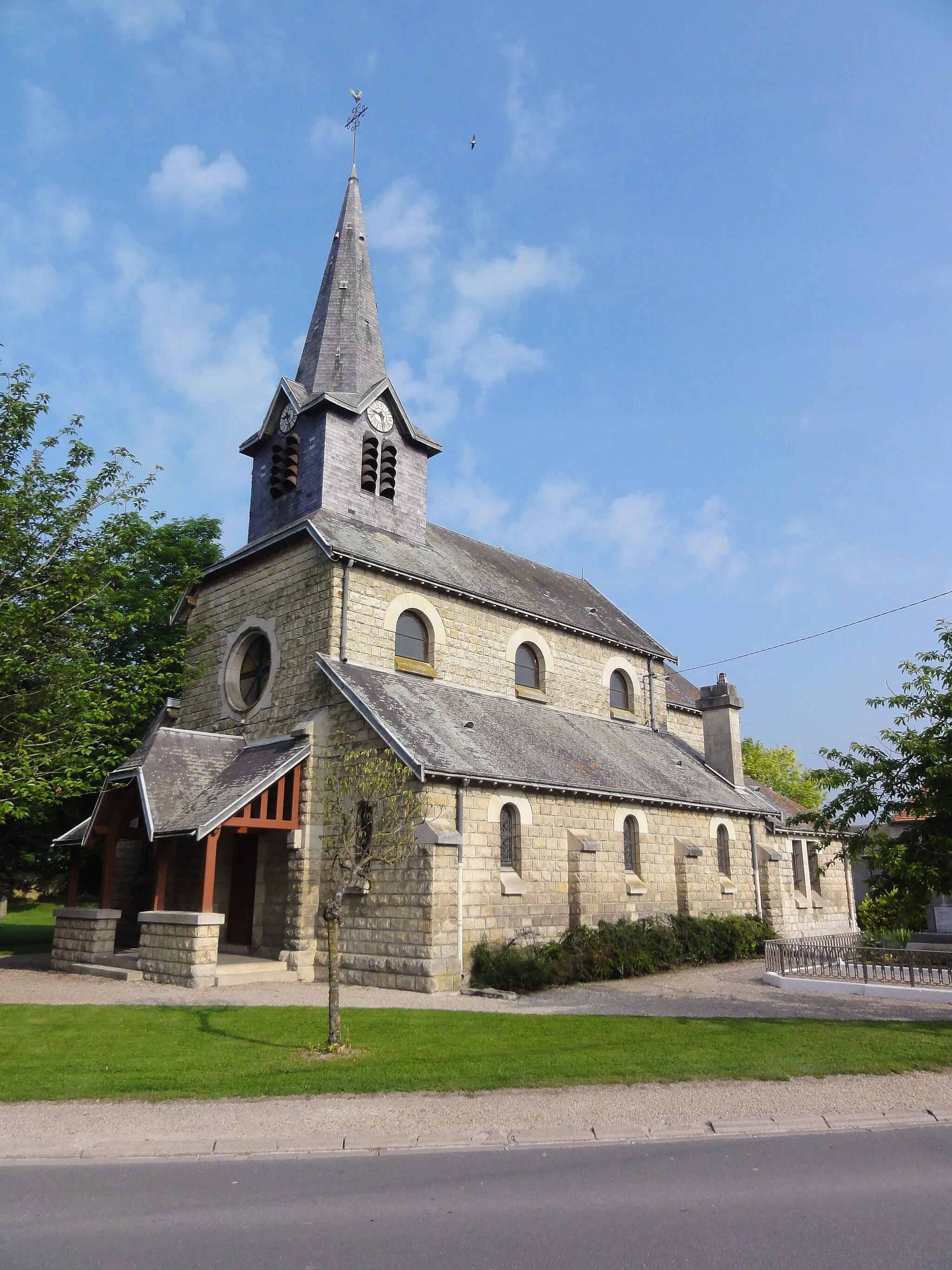 Photo showing: Menneville (Aisne) Église