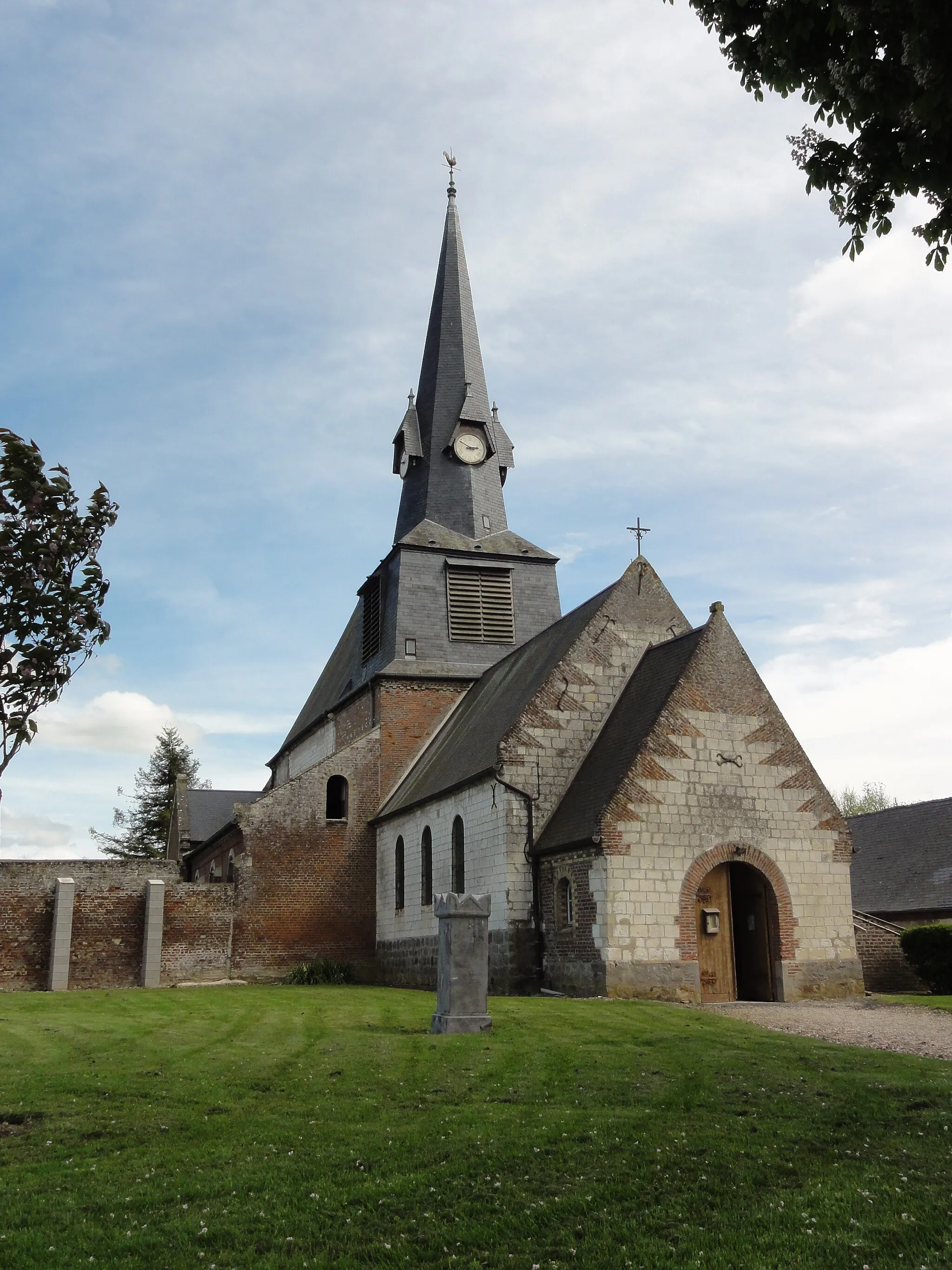 Photo showing: Mesbrecourt-Richecourt (Aisne) église Sainte-Benoîte, extérieur